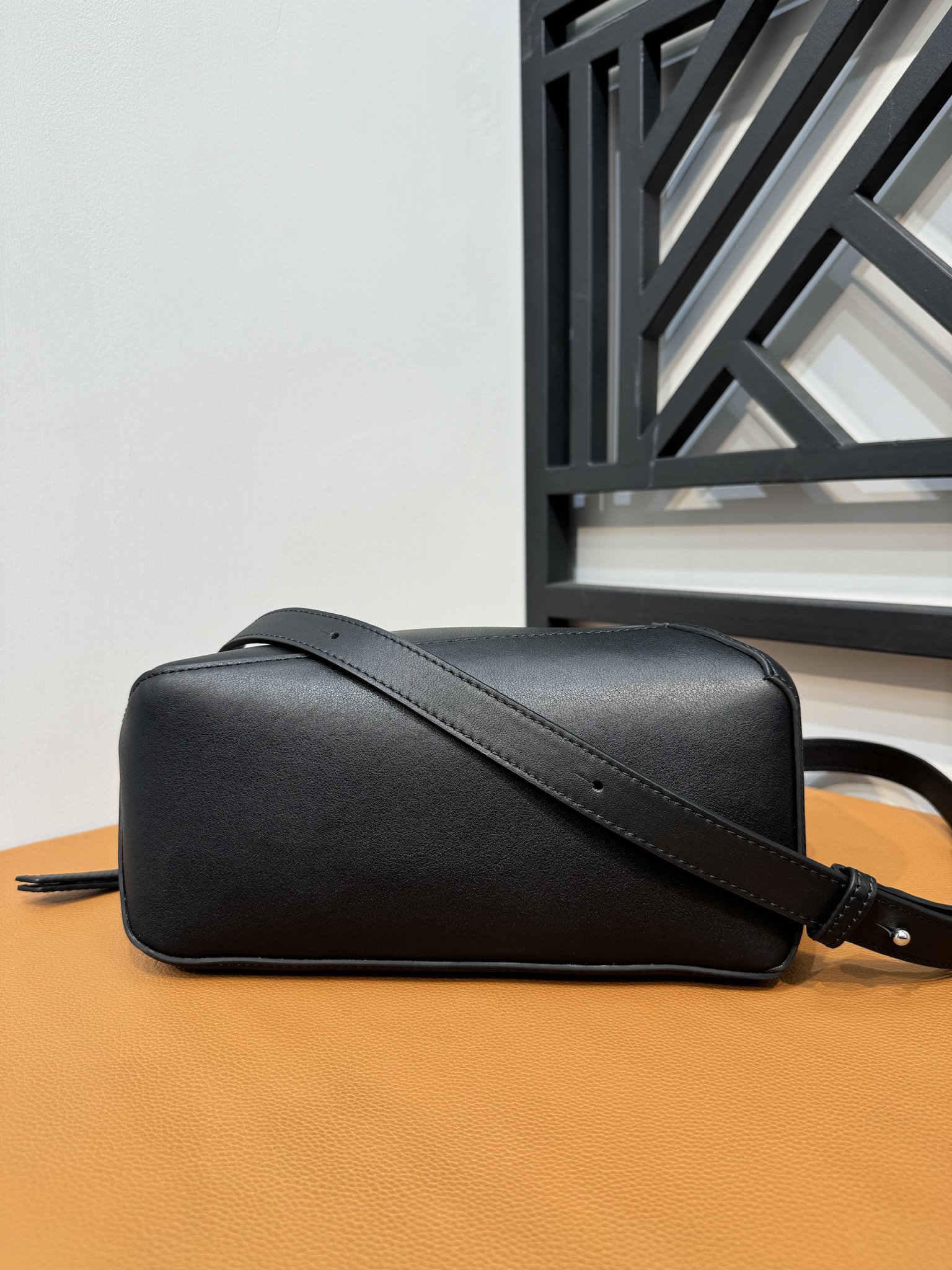 Bagsaaa L0ew* Small Puzzle bag in classic calfskin black - 24X16.5X10.5 cm