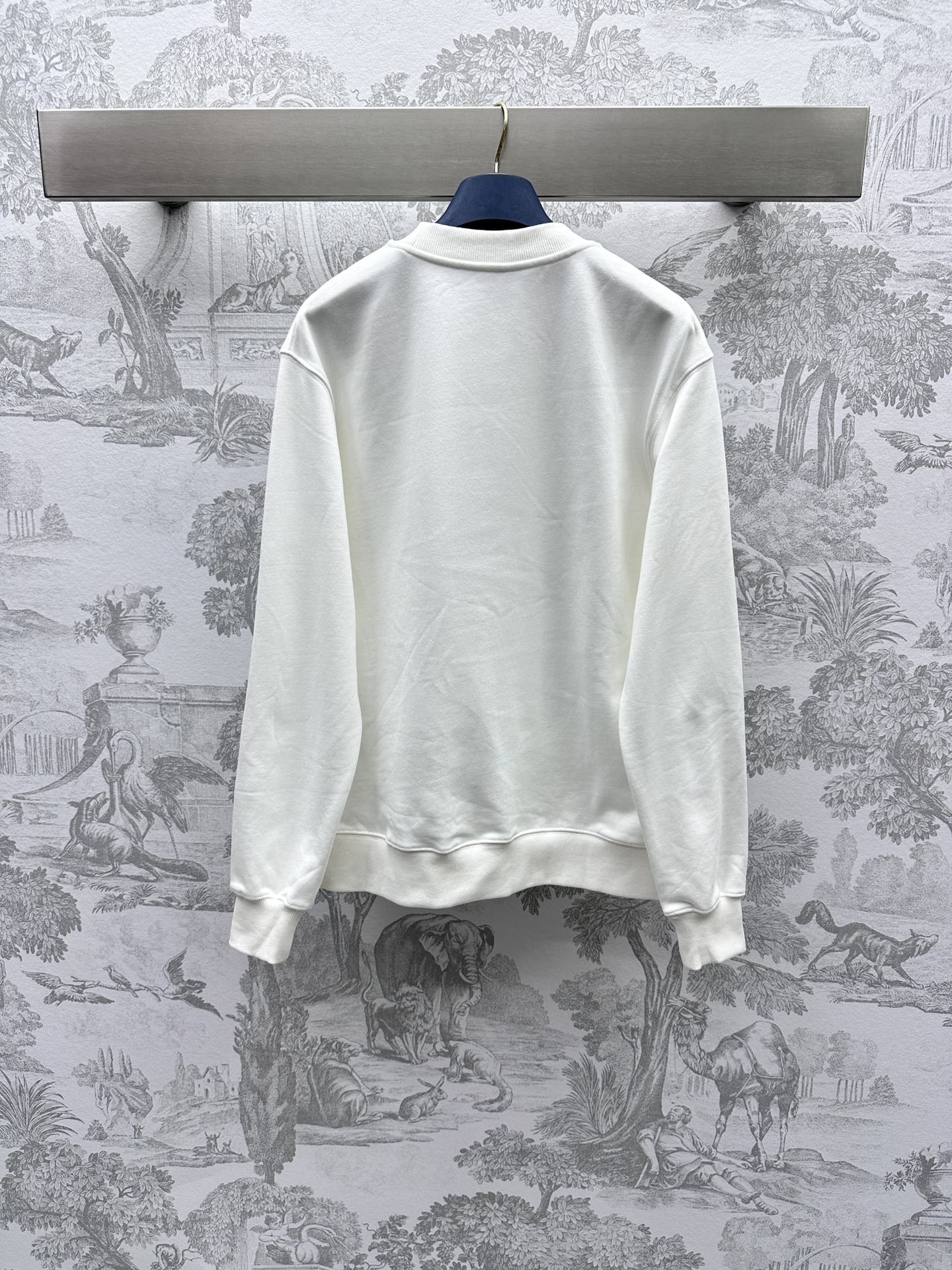 Bagsaaa L0vis Vvtt0n White Sweater