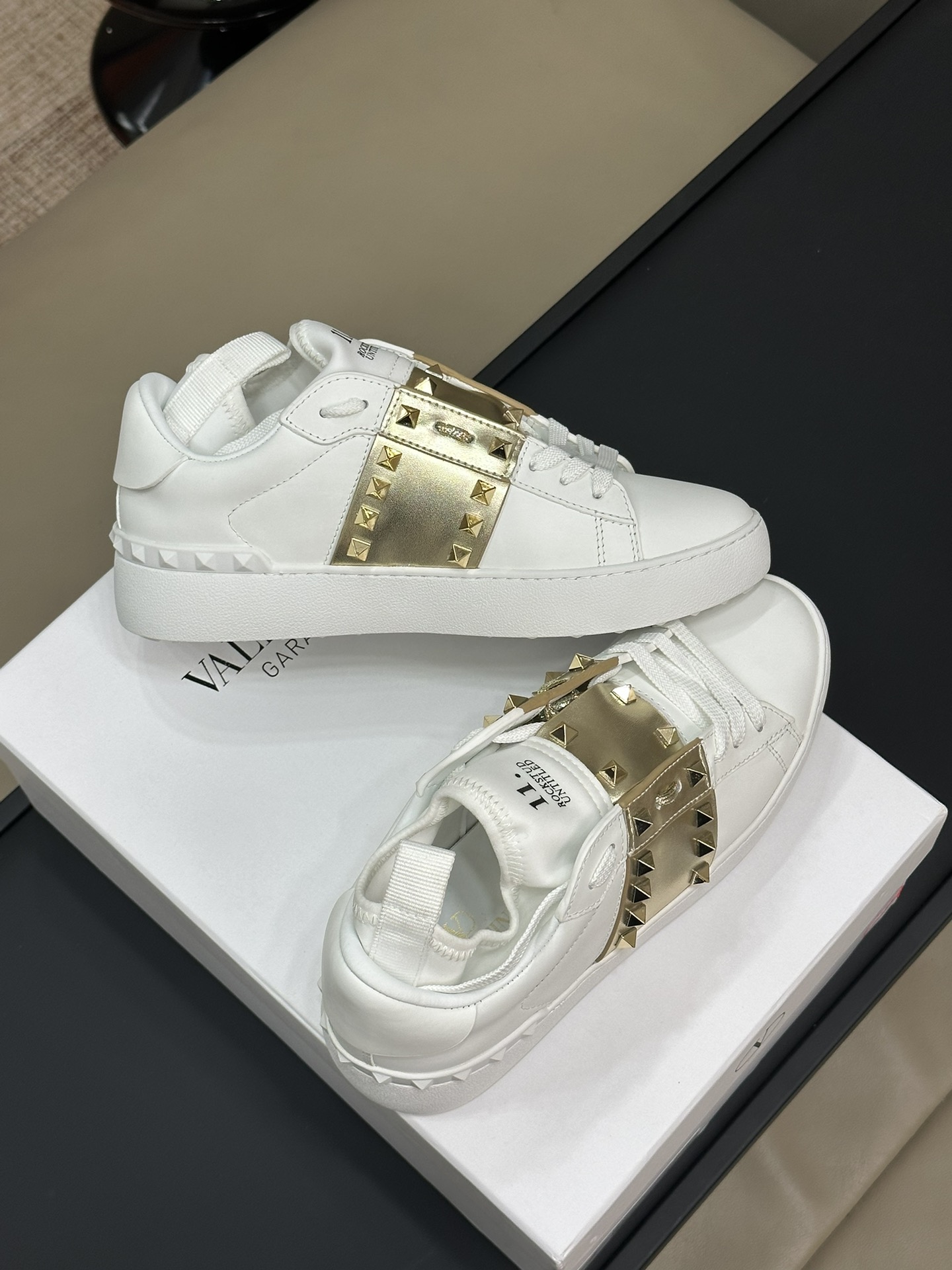Bagsaaa Va1e*ntin0 Sneakers