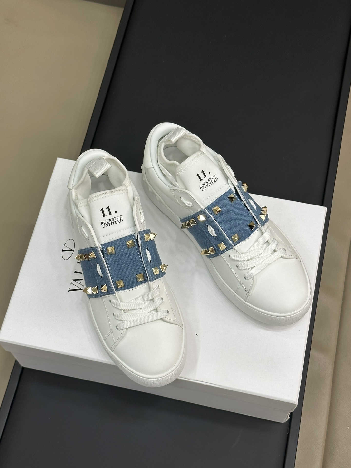 Bagsaaa Va1e*ntin0 Sneakers 01