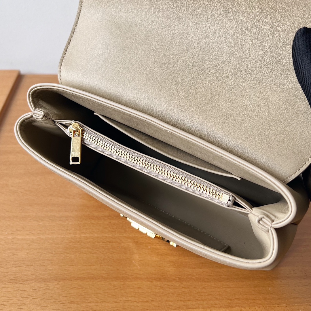 Bagsaaa Ce1i*e Teen Nino Bag In S*pple Calfskin Beige - 20.5 X 13 X 8 CM