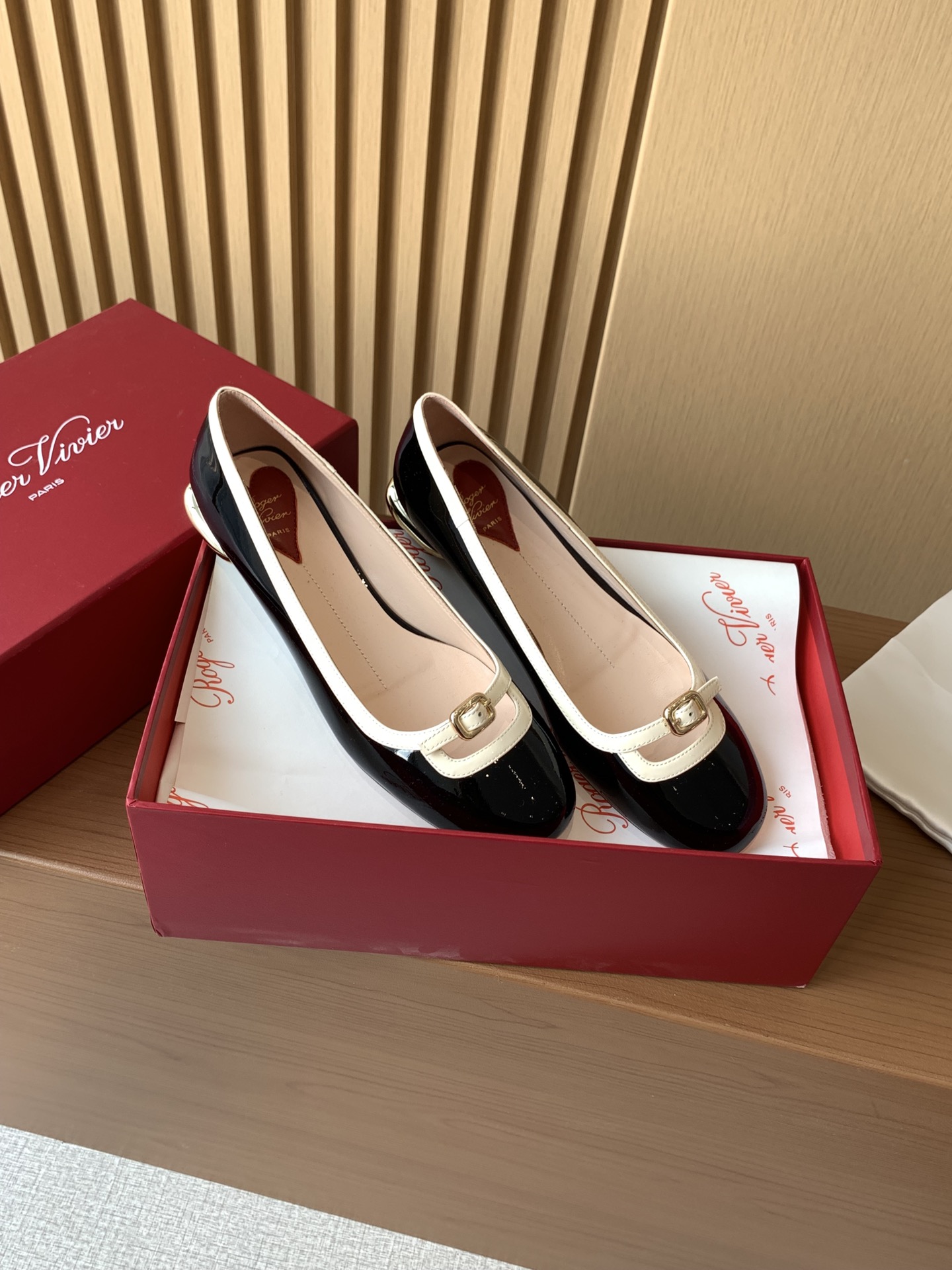 Bagsaaa Roger Vivier Podium Ballerinas in patent leather black