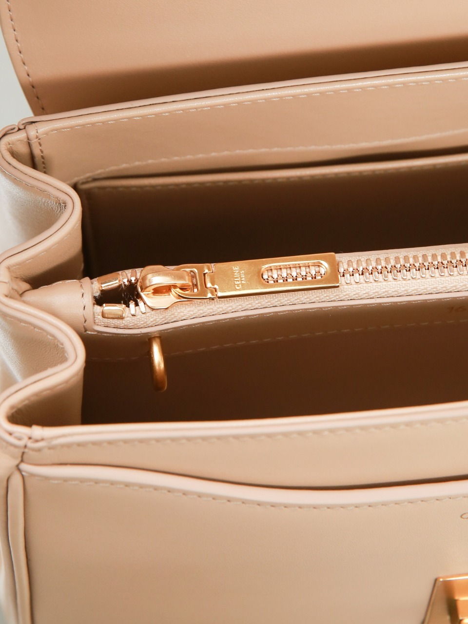 Bagsaaa Ce1i*e Small 16 Bag in Natural Calfskin Beige - 23 x 18 x 10 CM