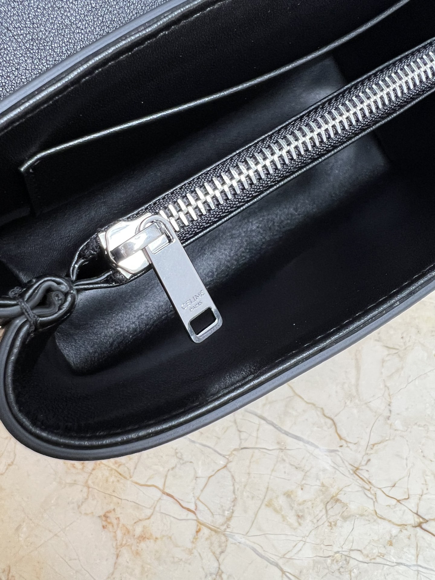 Bagsaaa Medium Ce1i*e Victoire Bag in S*pple Calfskin Black & Silver - 25 x 15 x 8 CM