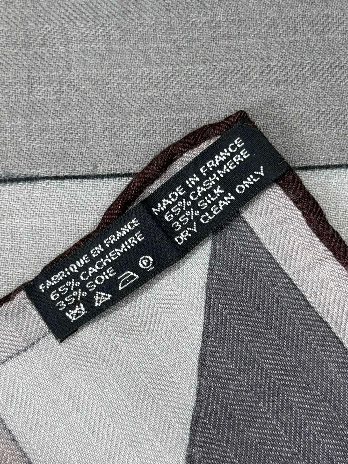 Bagsaaa H**me5 Scarf 04 - 140x140cm