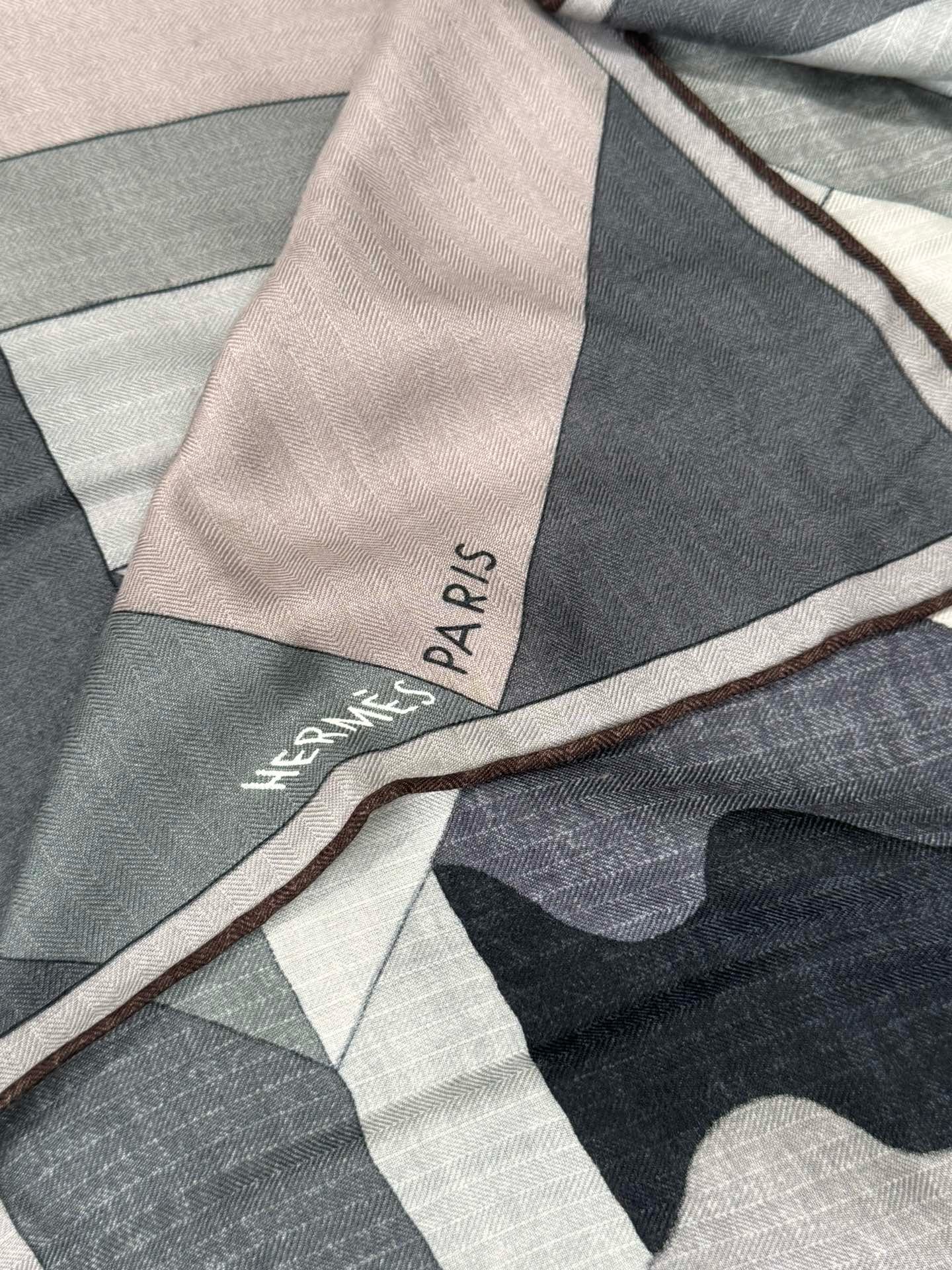 Bagsaaa H**me5 Scarf 04 - 140x140cm