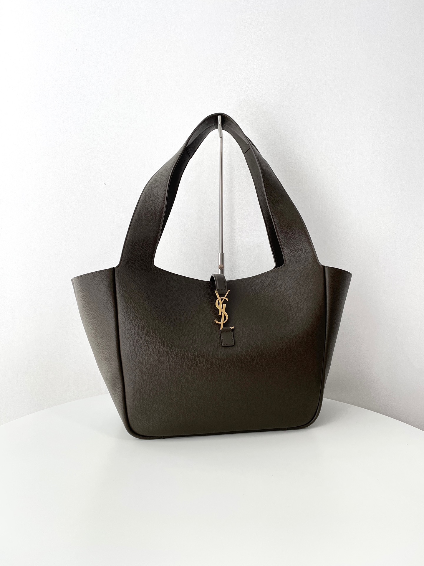 Bagsaaa Y51 Le 5 À 7 Bea In Grained Leather Light Musk - 50 X 28 X 18 CM