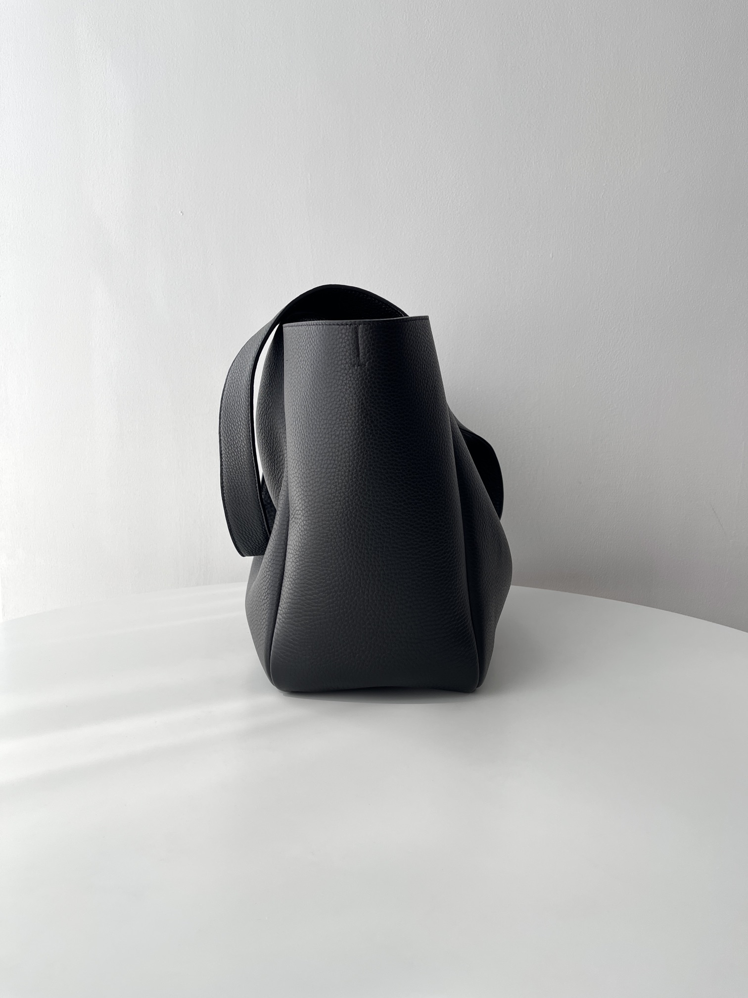 Bagsaaa Y51 Le 5 À 7 Bea In Grained Leather Black - 50 X 28 X 18 CM