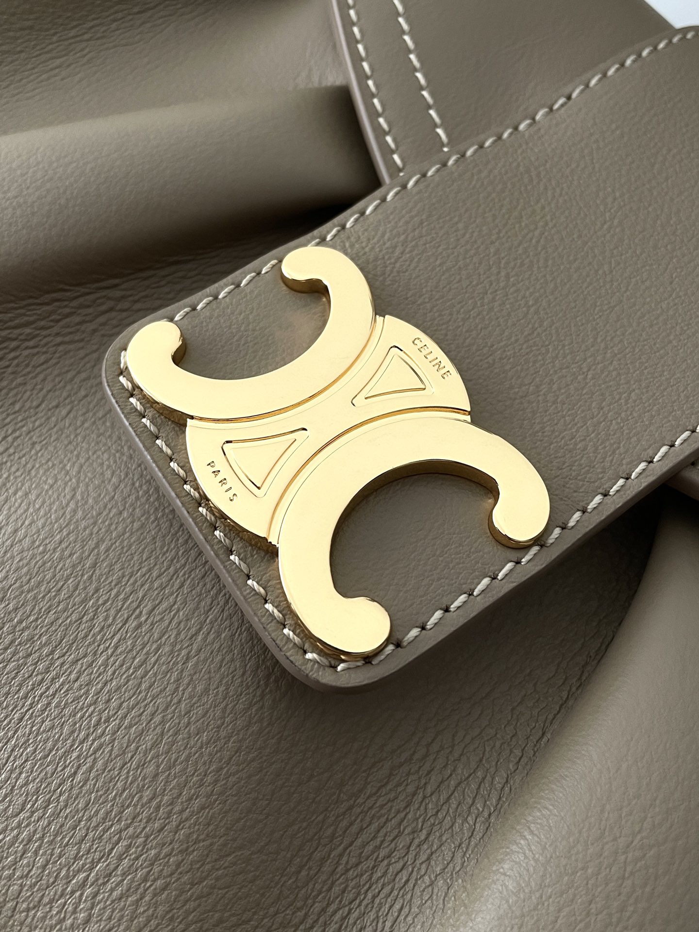 Bagsaaa Ce1i*e Medium Polly Bag I S*pple Calfskin Beige - 33 x 19 x 9 CM