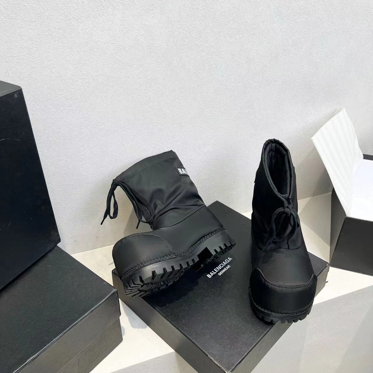 Bagsaaa Ba1en*iaga Alaska Low Boot in black nylon