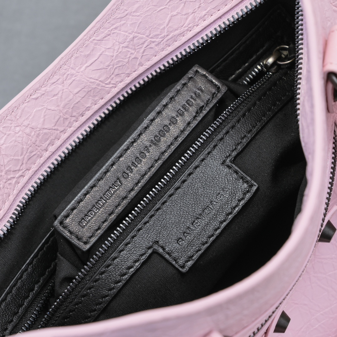 Bagsaaa Ba1en*iaga Le City Small Bag in petal pink - 30x20x11cm