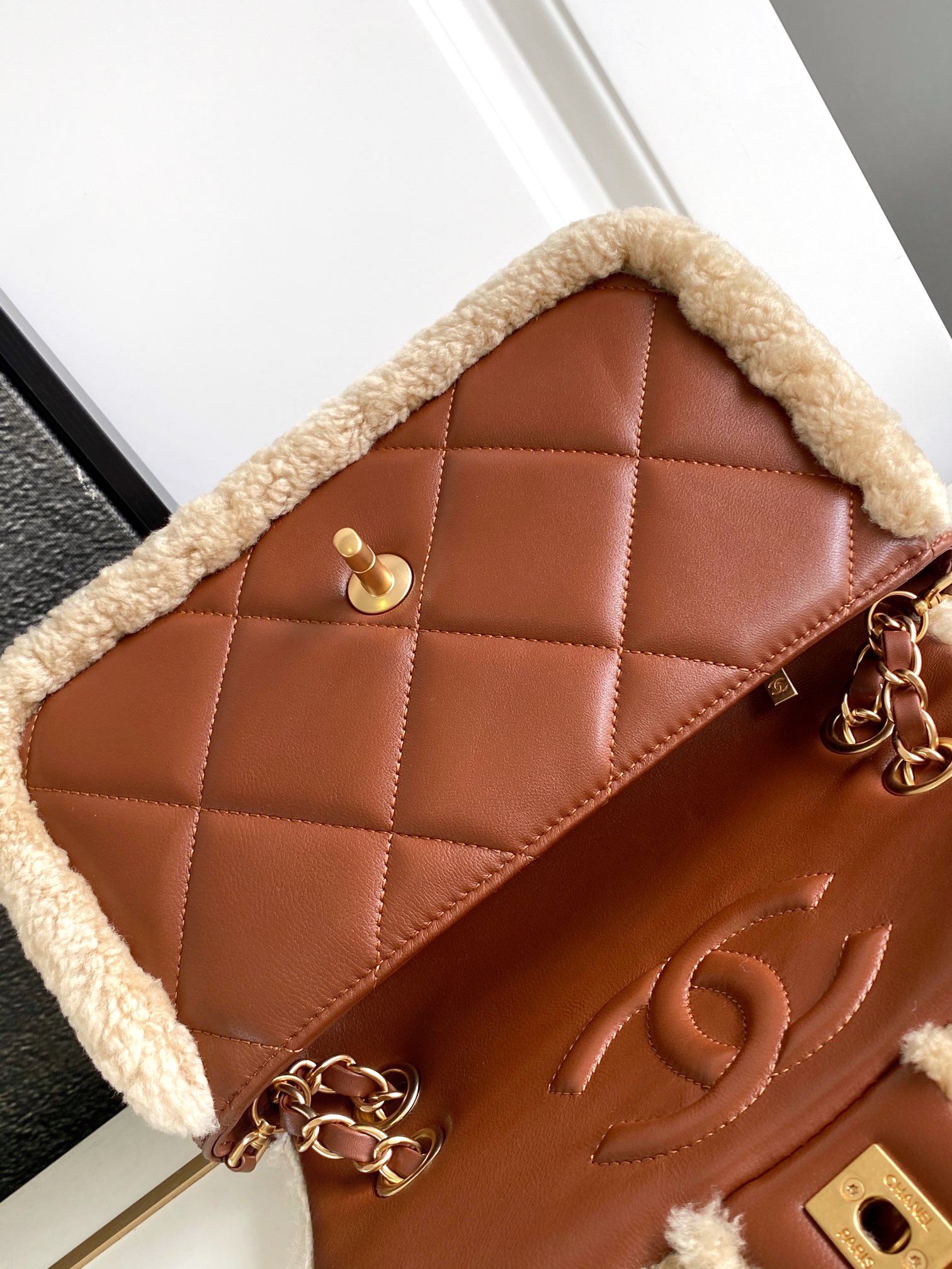 Bagsaaa Ch**el Flap Bag Shearling Beige & Brown AS5149 - 16 × 23.5 × 7.5 cm