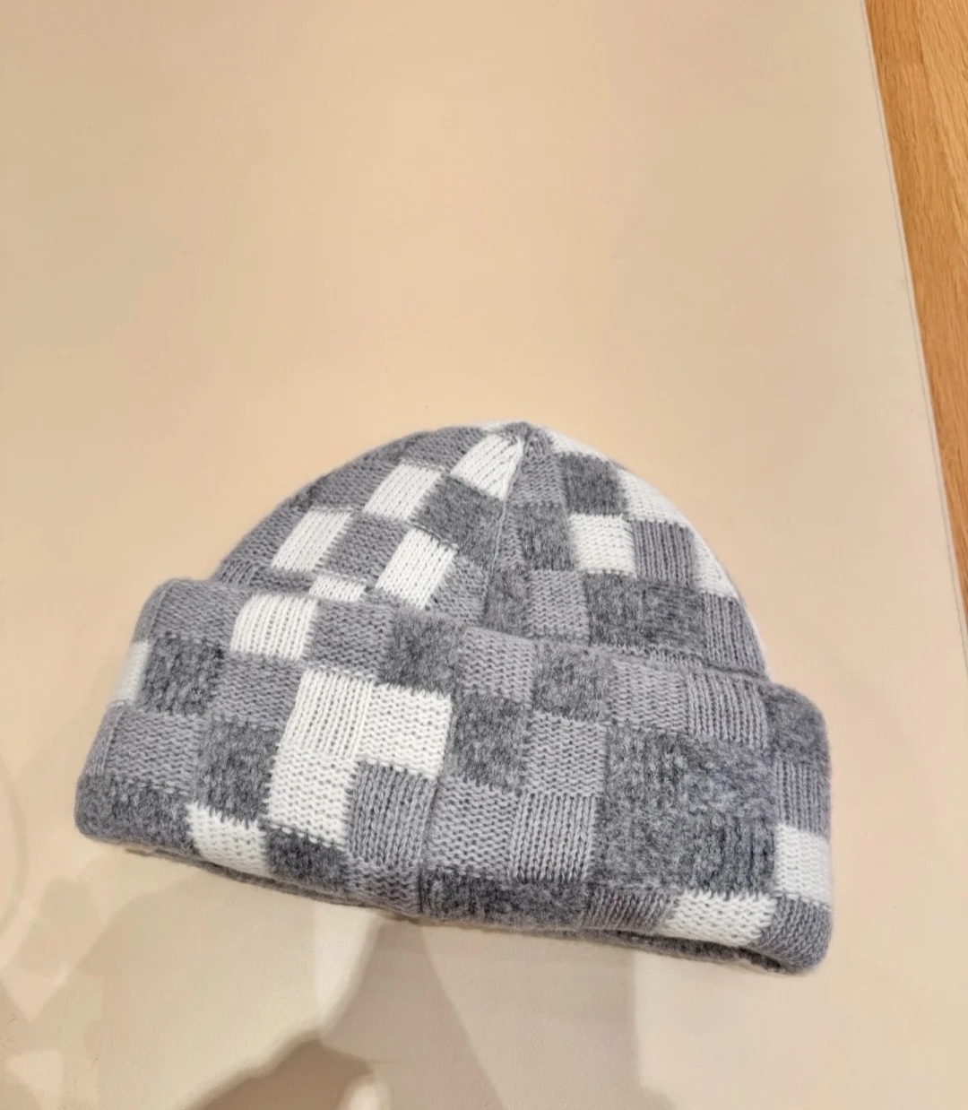 Bagsaaa LV Crush Damoflage Pearls Beanie M7874A Gray Reversibel