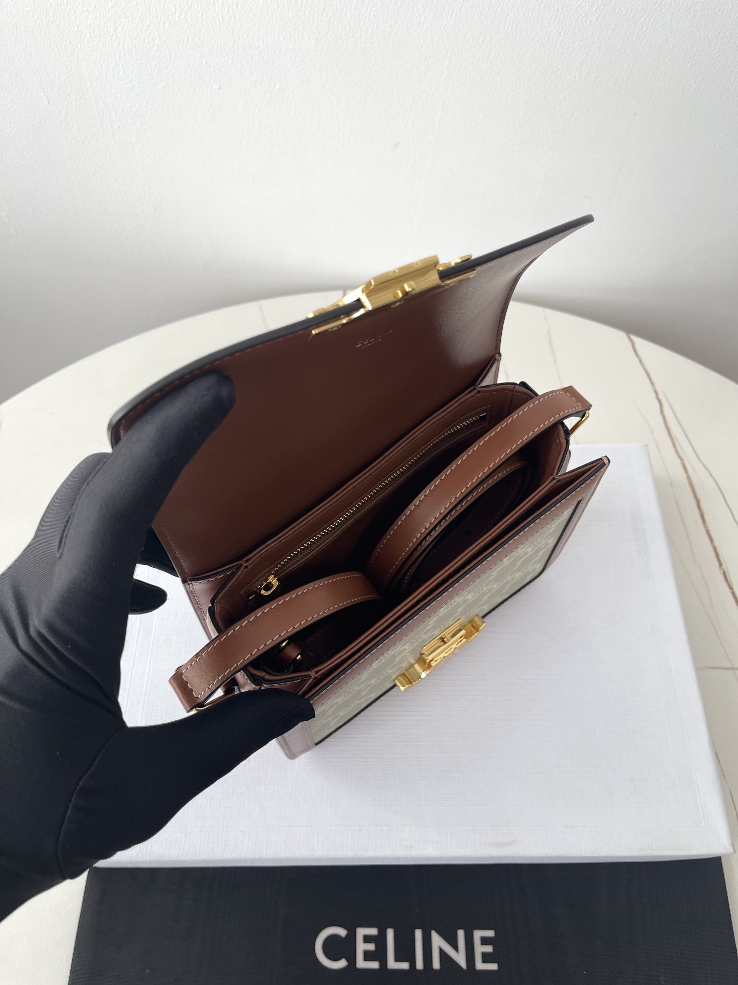 Bagsaaa Ce1i*e Teen Triomphe Bag in Triomphe Canvas and Calfskin Grege - 18.5 x 13.5 x 7 CM