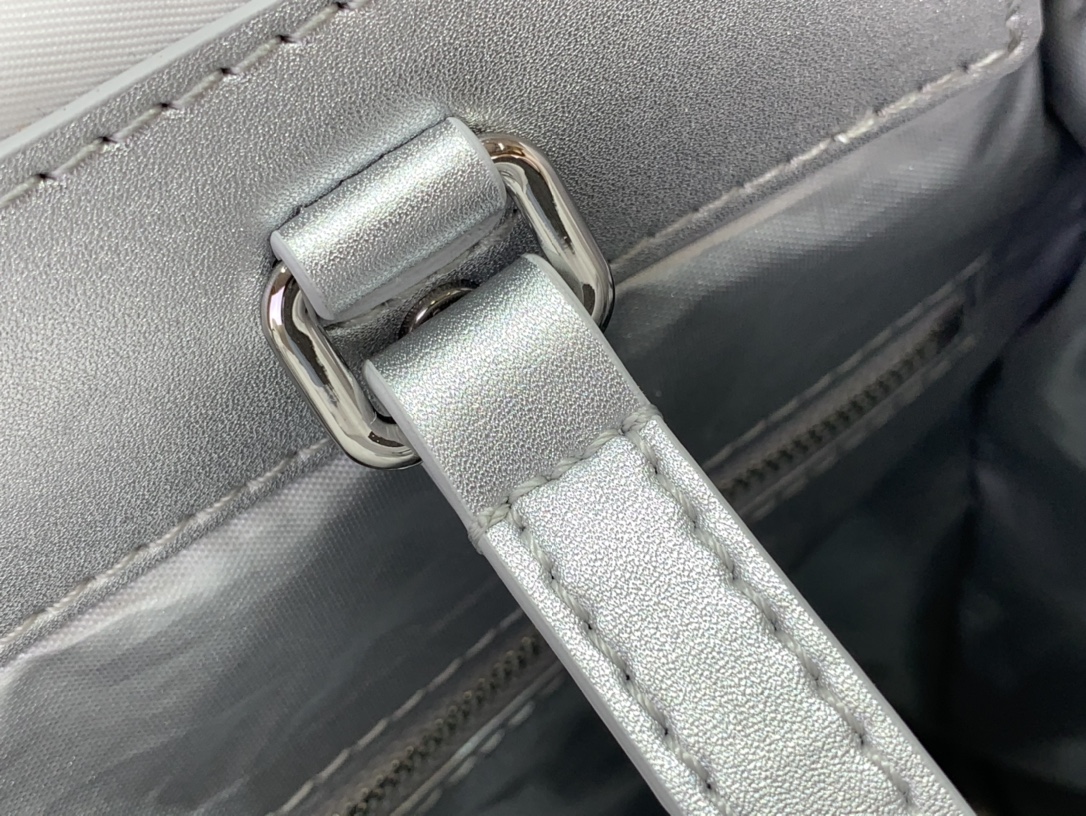 Bagsaaa L0vis Vvtt0n M11847 OnTheGo MM Bag Frost - 35 x 27 x 14 cm