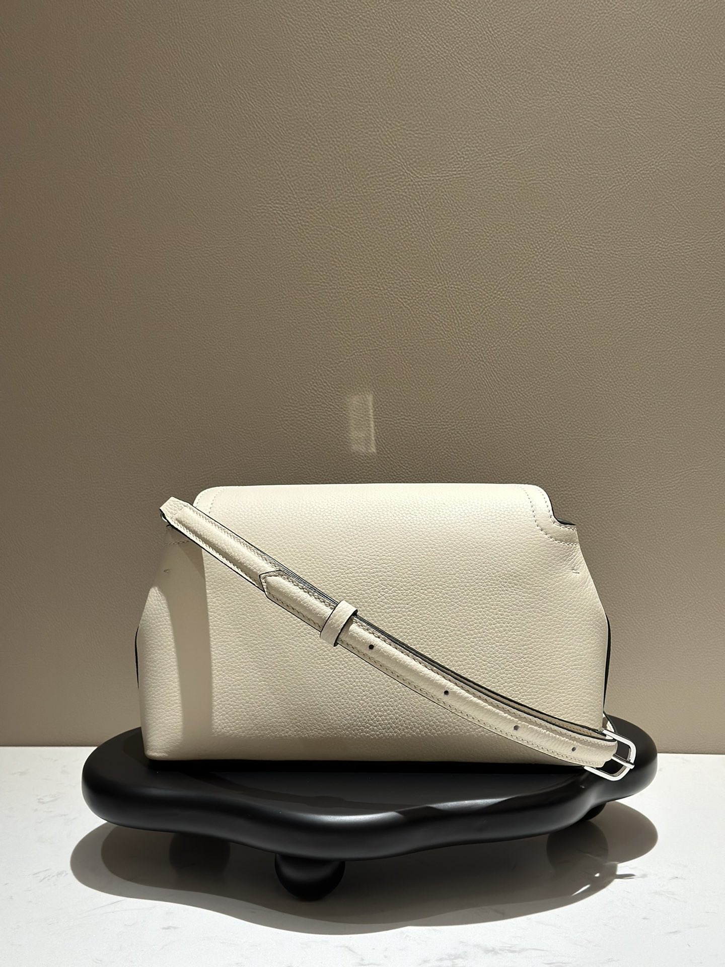 Bagsaaa Toteme T-Lock grained-leather clutch white - 26cm