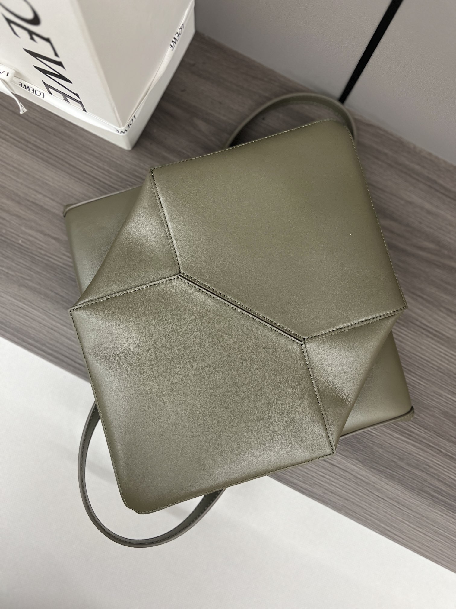 Bagsaaa L0ew* Medium Puzzle Fold tote in shiny calfskin khaki green - 31.5 cm