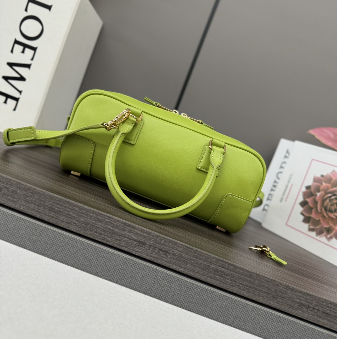 Bagsaaa L0ew* Amazona 23 Cropped bag in nappa calfskin Meadow Green - 23x11x10 cm