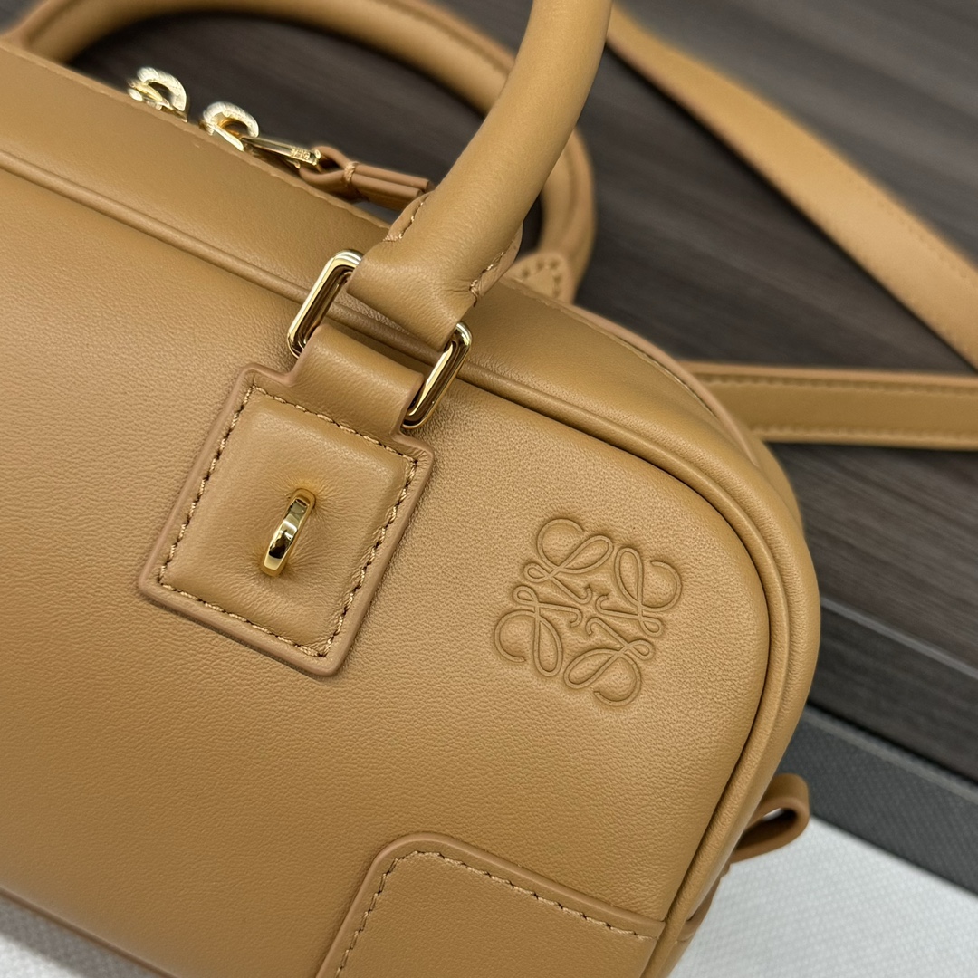Bagsaaa L0ew* Amazona 23 Cropped bag in nappa calfskin beige - 23x11x10 cm