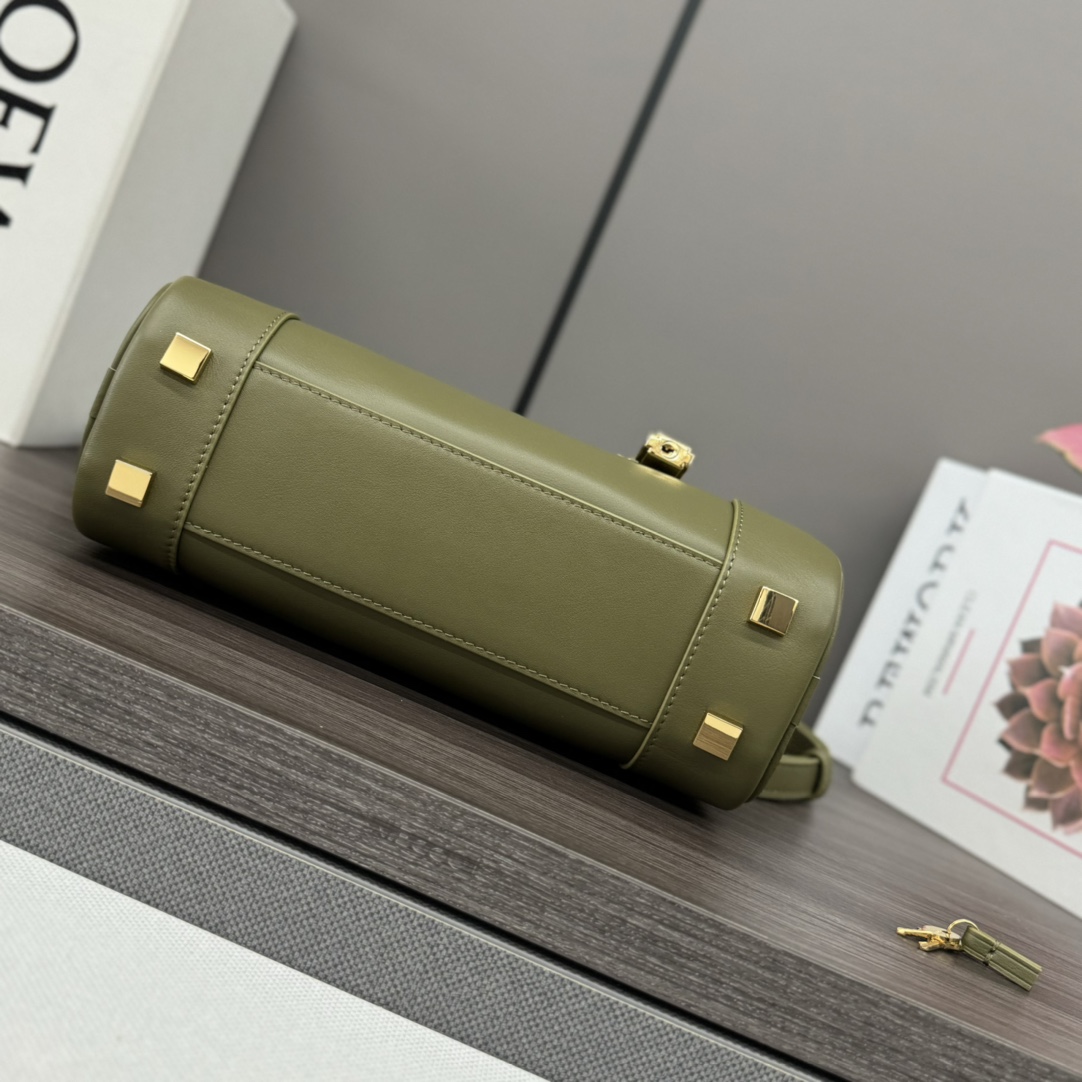 Bagsaaa L0ew* Amazona 23 Cropped bag in nappa calfskin khaki green - 23x11x10 cm