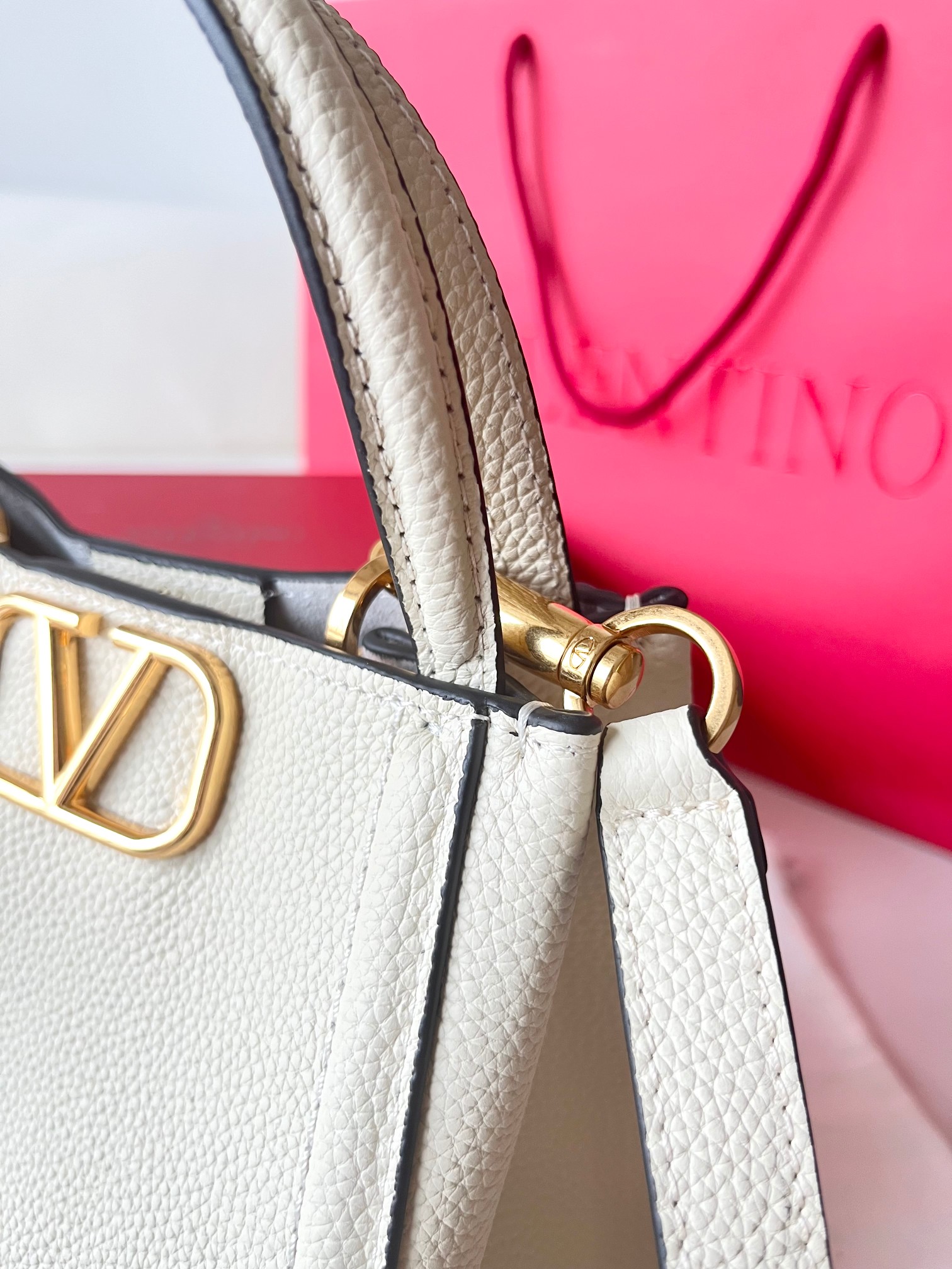 Bagsaaa Va1e*ntin0 Garavani Alltime Small Handbag In Grainy Calfskin White - 19cm