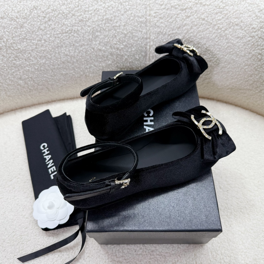 Bagsaaa Ch**el Mary Janes Black Velvet G46022