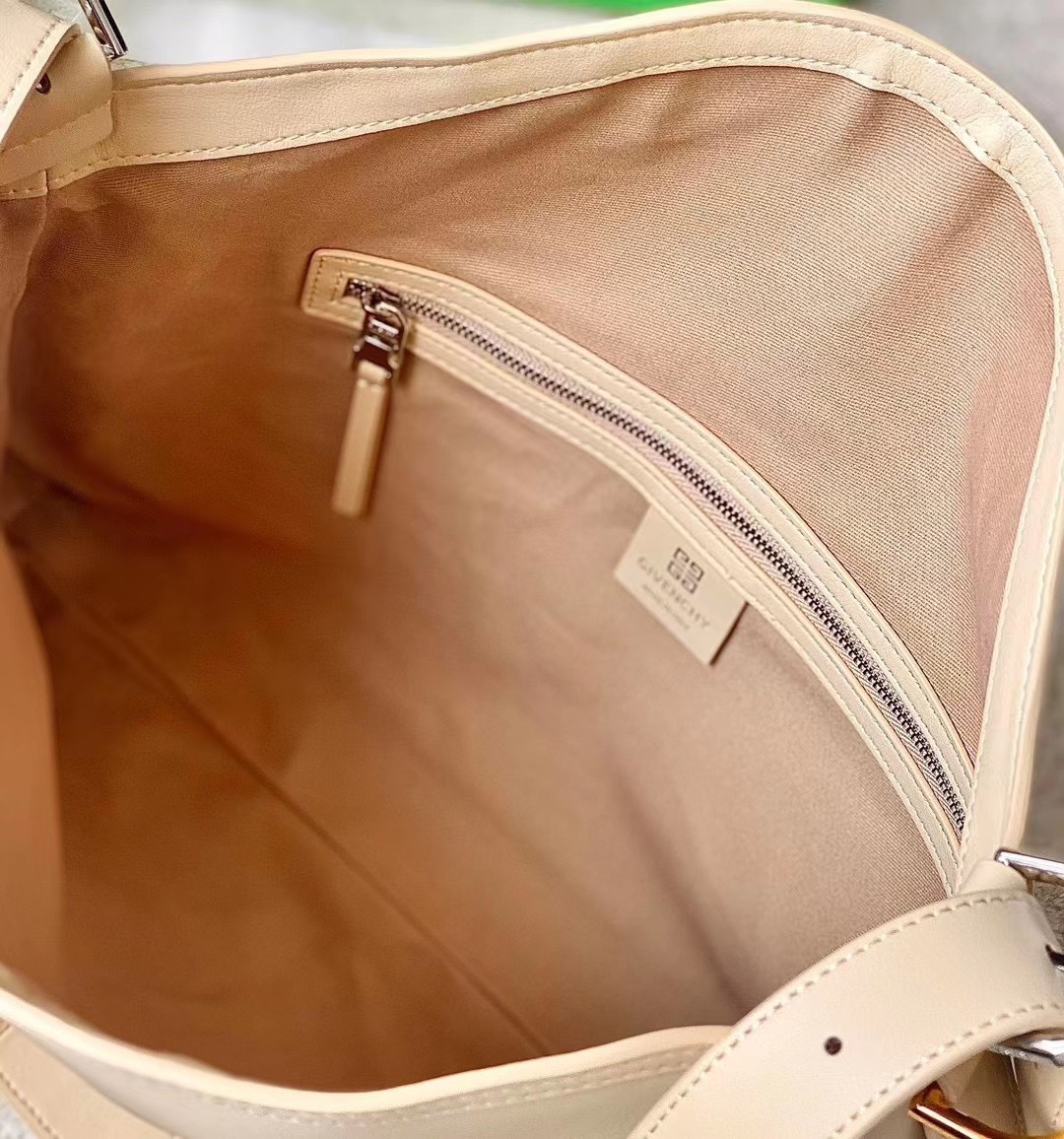 Bagsaaa Givenchy Medium Voyou bag in leather beige - 40cm