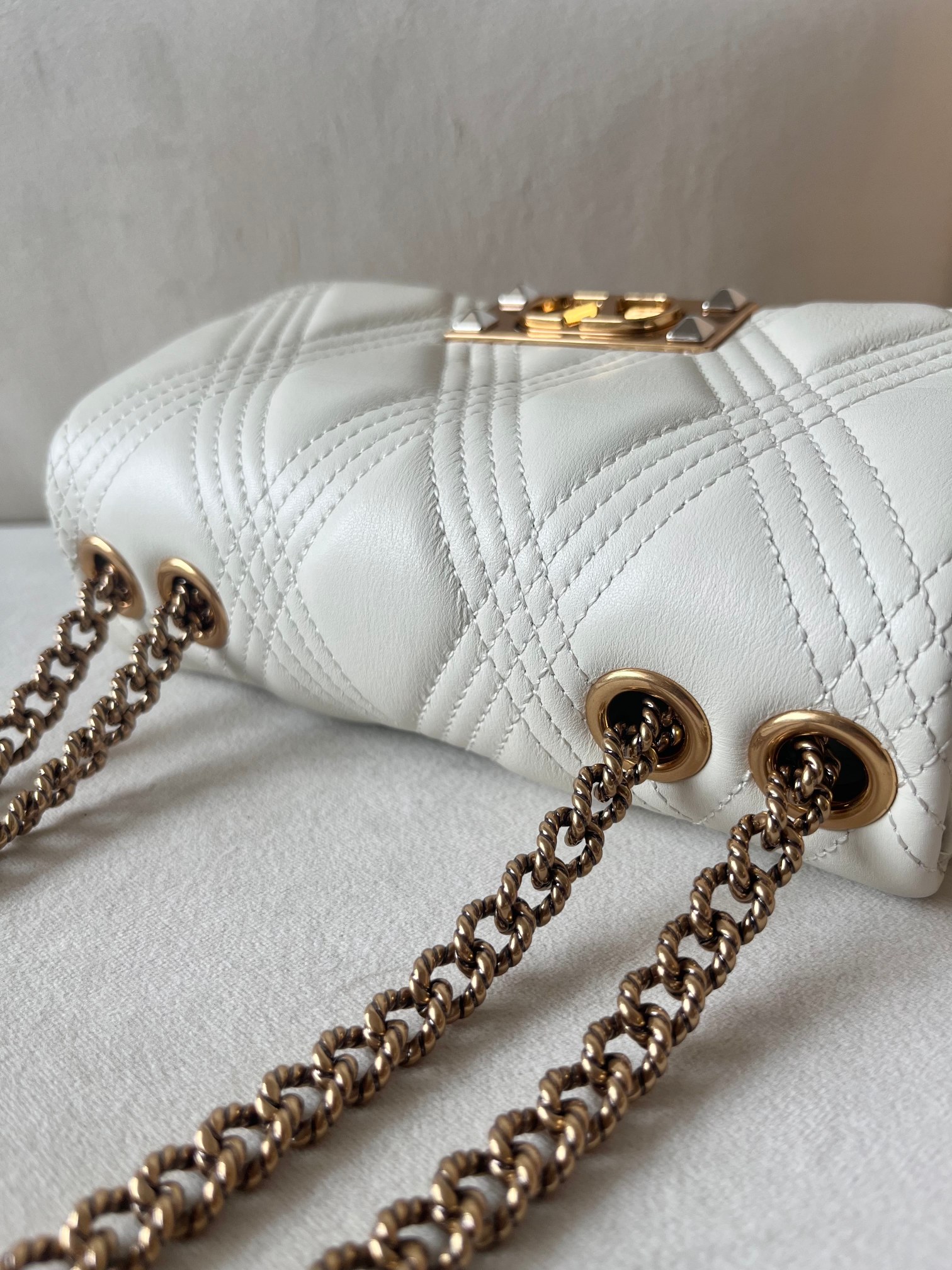 Bagsaaa Va1e*ntin0 Garavani Quiltie 67 Small Shoulder Bag In Quilted Nappa White - 19cm