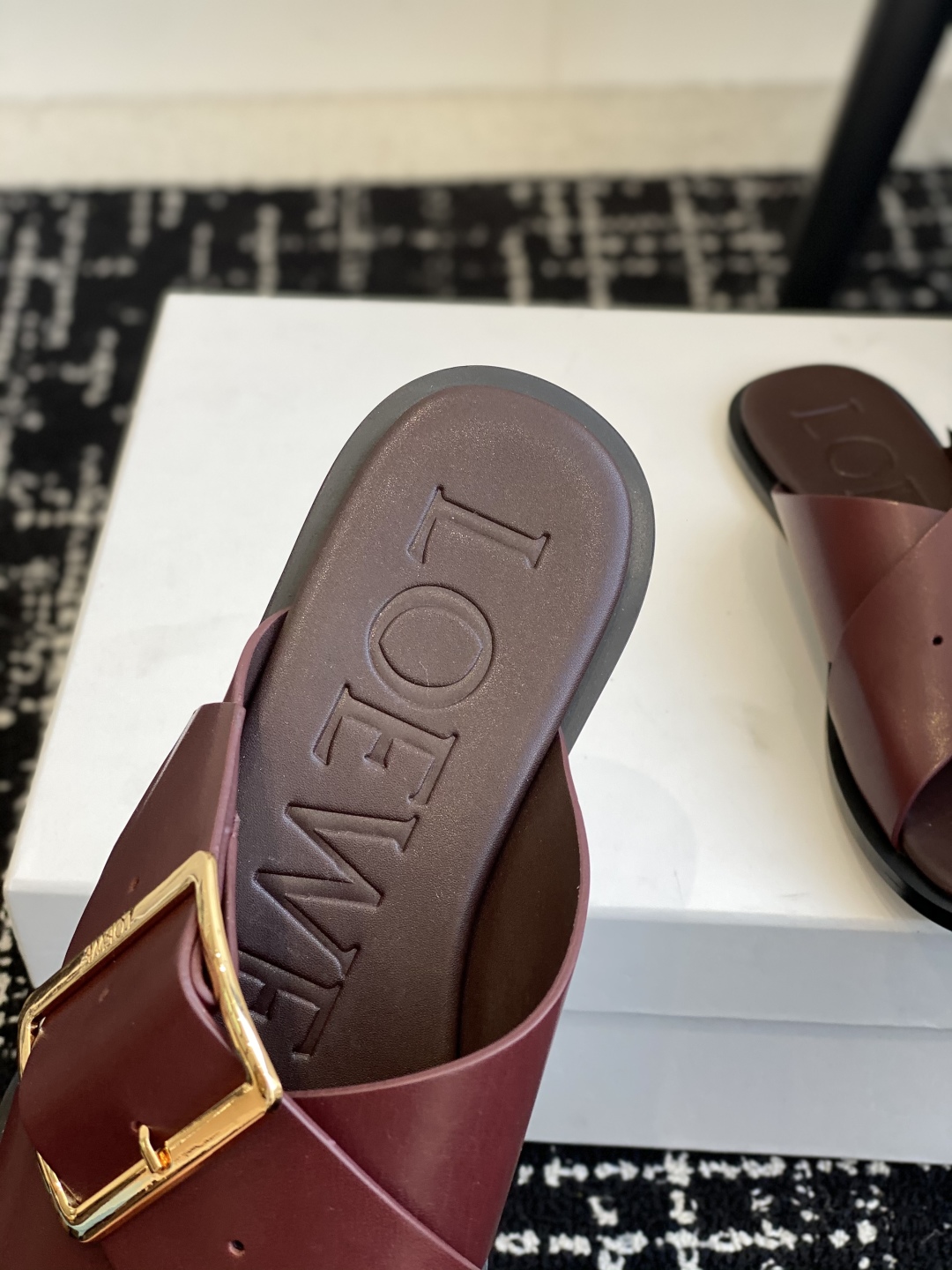 Bagsaaa L0ew* Petal Belt flat sandal in vegetable-tanned calfskin burgundy