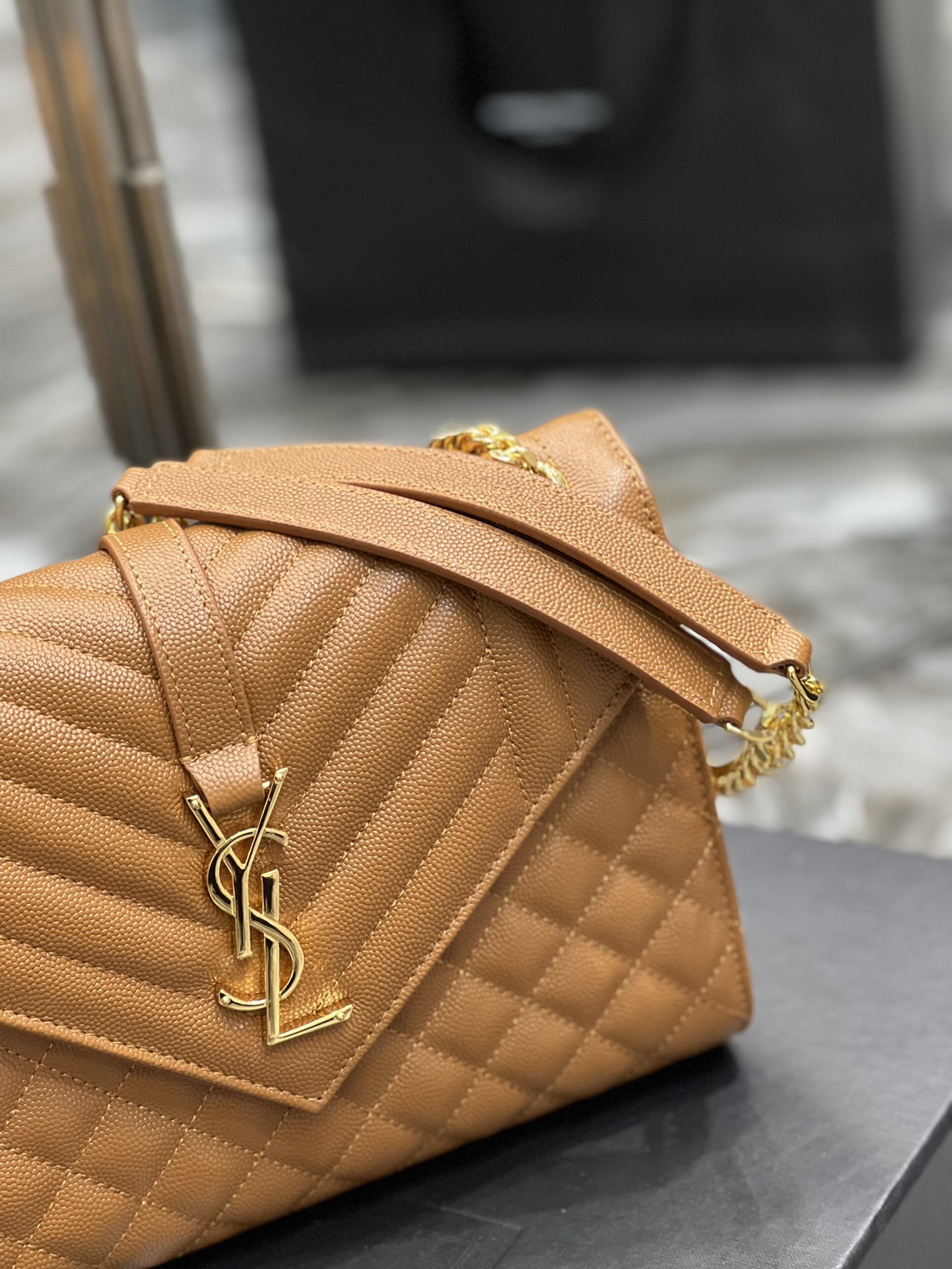 Bagsaaa Y51 envelope medium in quilted grain de poudre embossed leather 600185 brown - 24cm