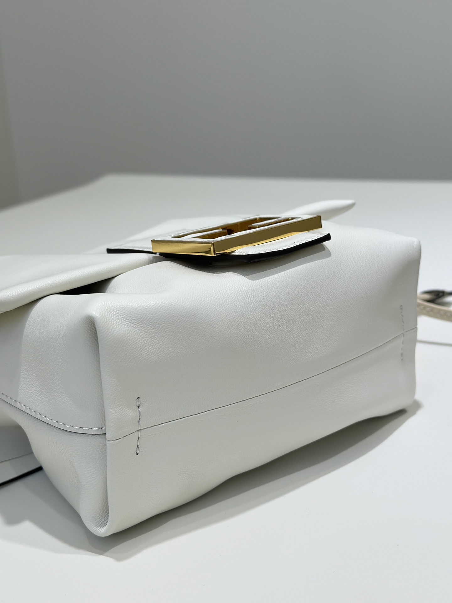 Bagsaaa F**di Mamma Baguette Small White nappa leather mini bag - 16cm