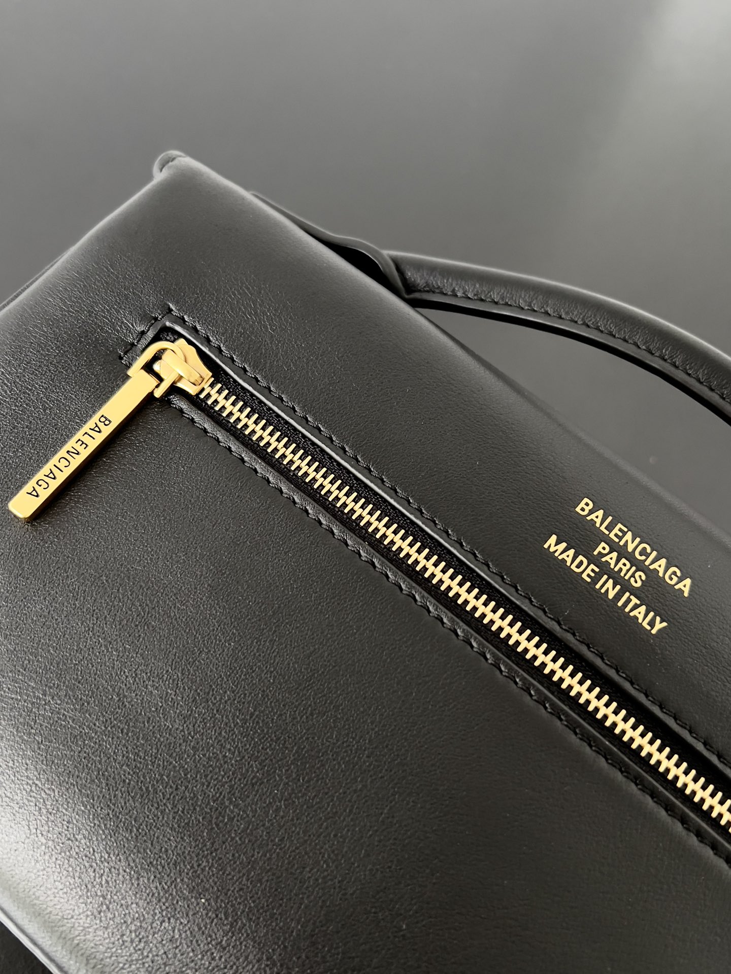 Bagsaaa Ba1en*iaga Bel Air Small Clutch On Strap in black & gold - 27cm