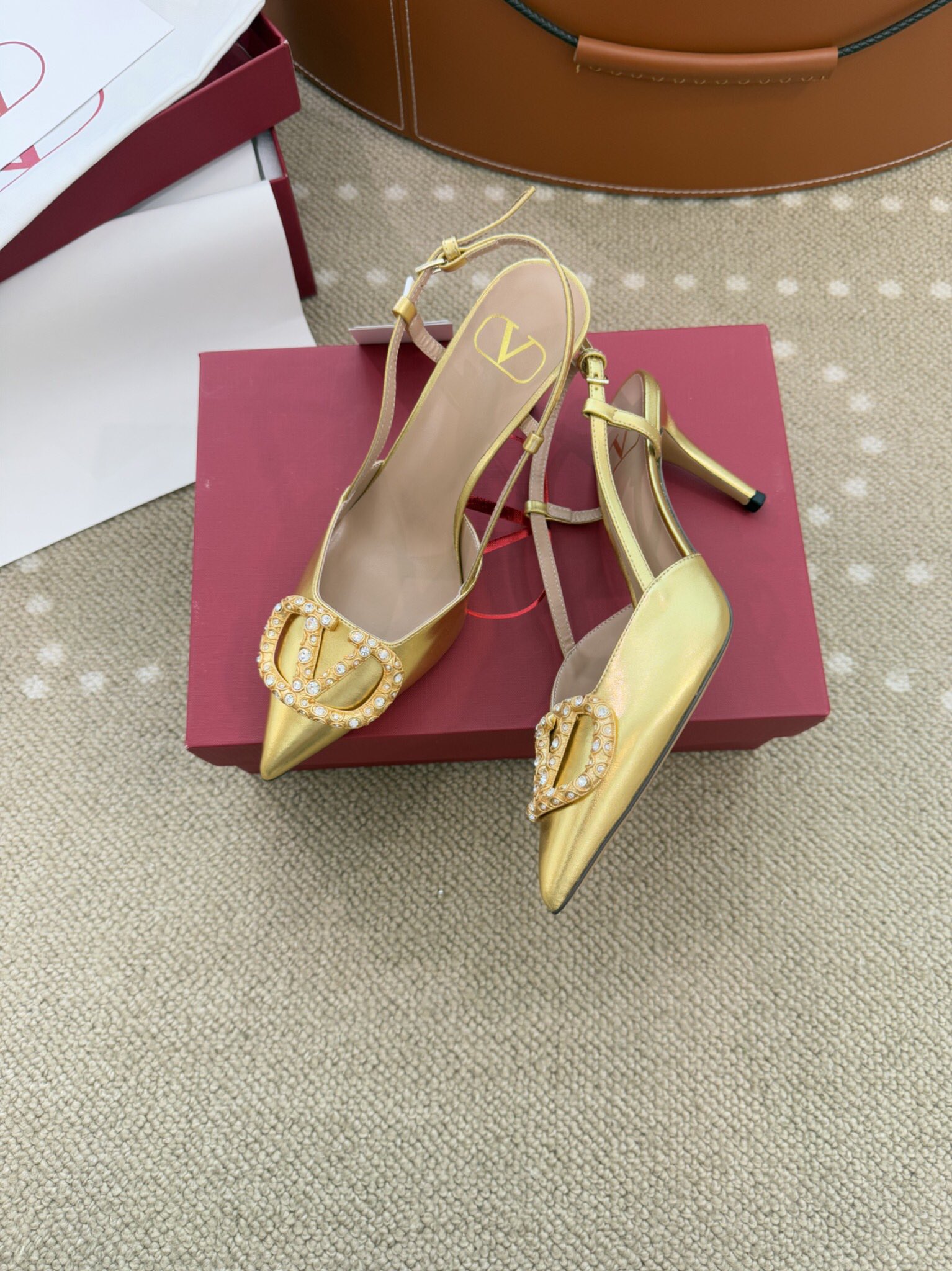 Bagsaaa Va1e*ntin0 Garavani 80mm VLogo Signature slingback pumps gold