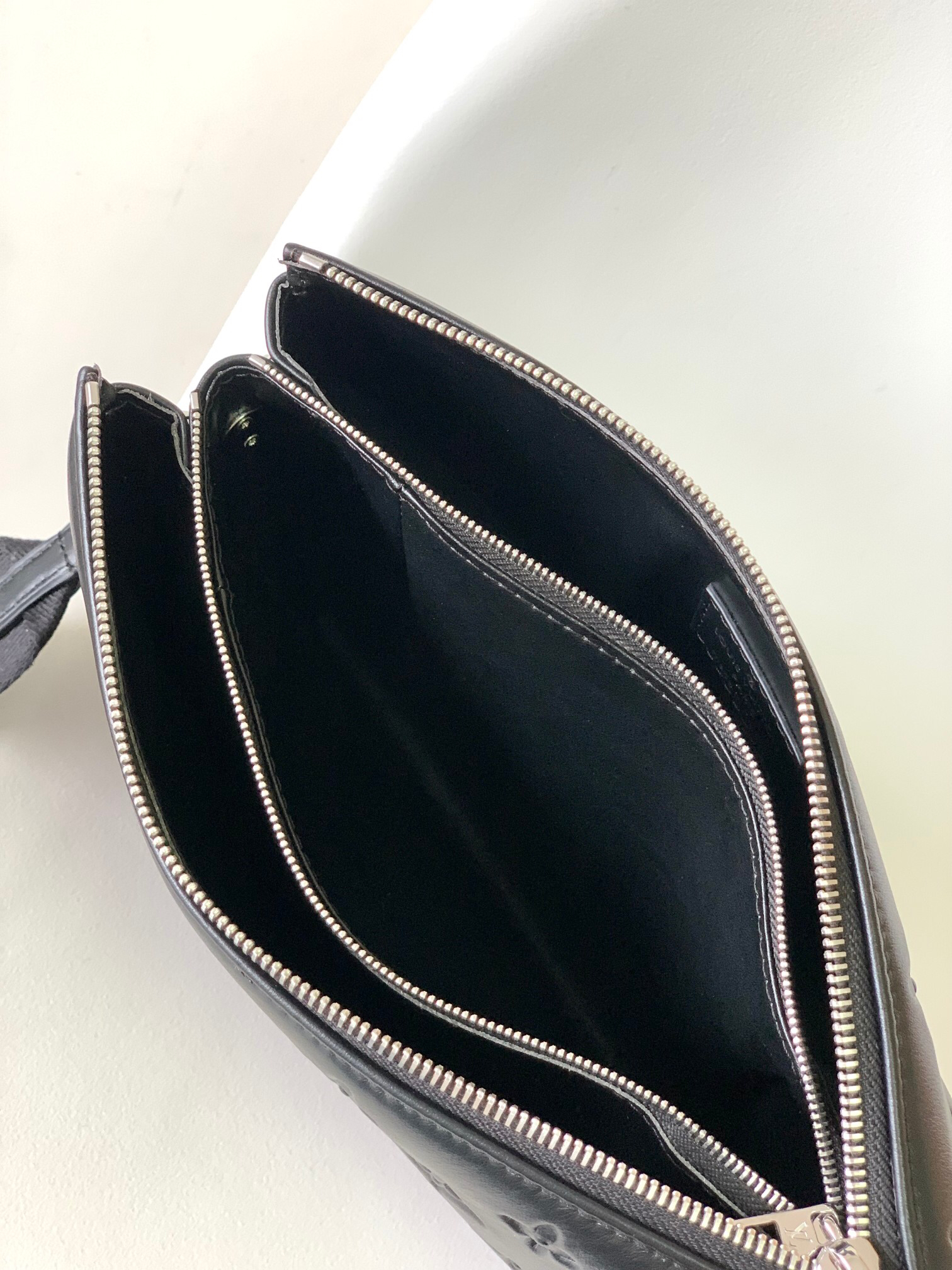 Bagsaaa L0vis Vvtt0n Coussin PM Black & Silver - 26cm