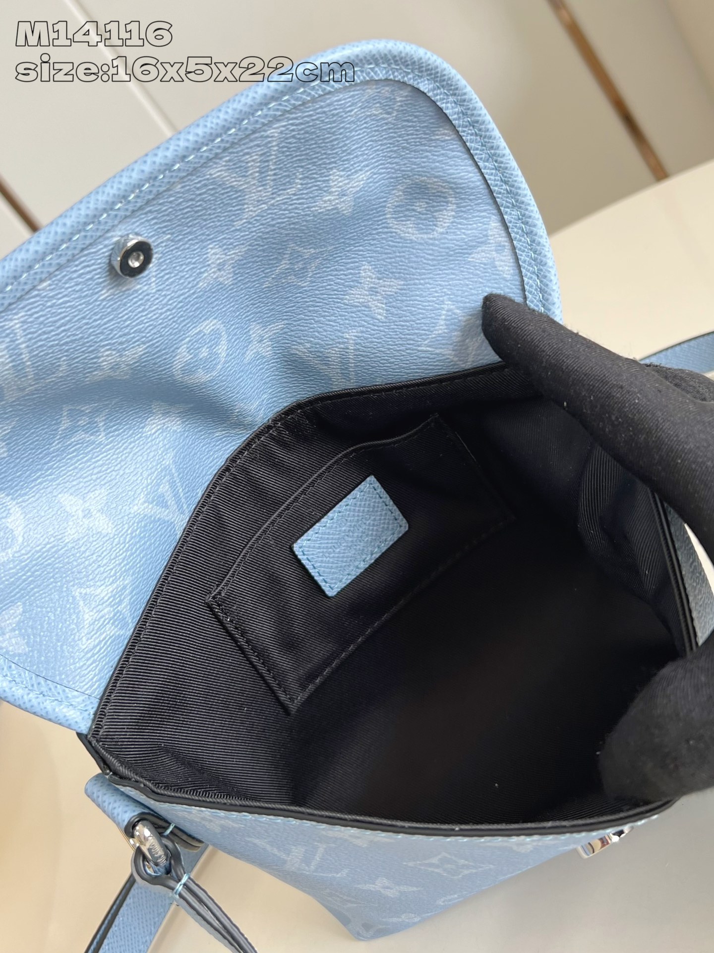 Bagsaaa L0vis Vvtt0n M14116 Pulse Wearable Wallet Sky Blue - 22.5cm