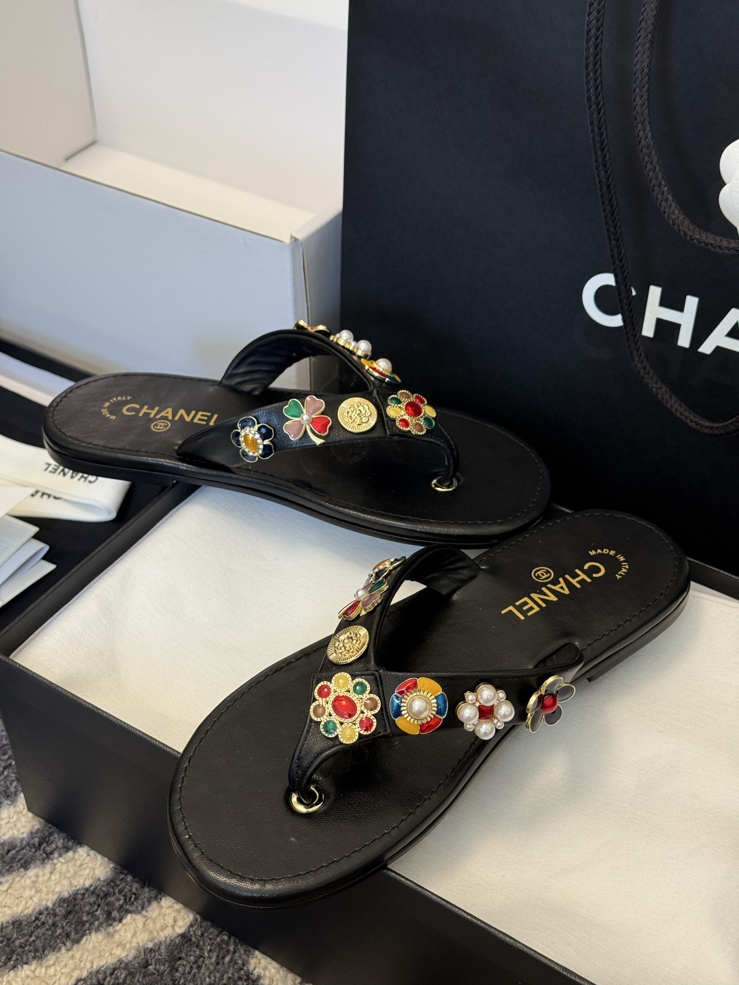 Bagsaaa Ch**el Thongs G46304 Black