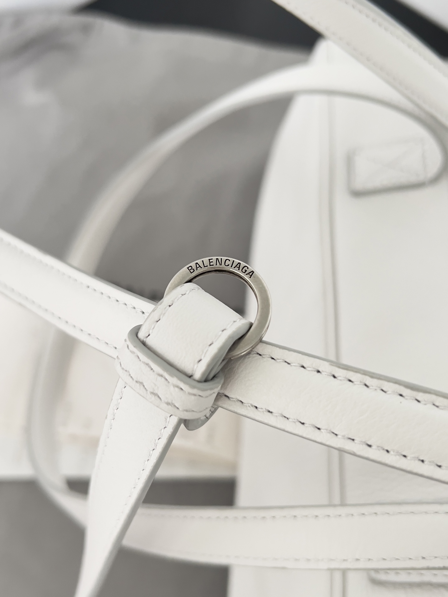 Bagsaaa Ba1en*iaga Carrie Small Bowling Bag in white calfskin & silver - 31cm