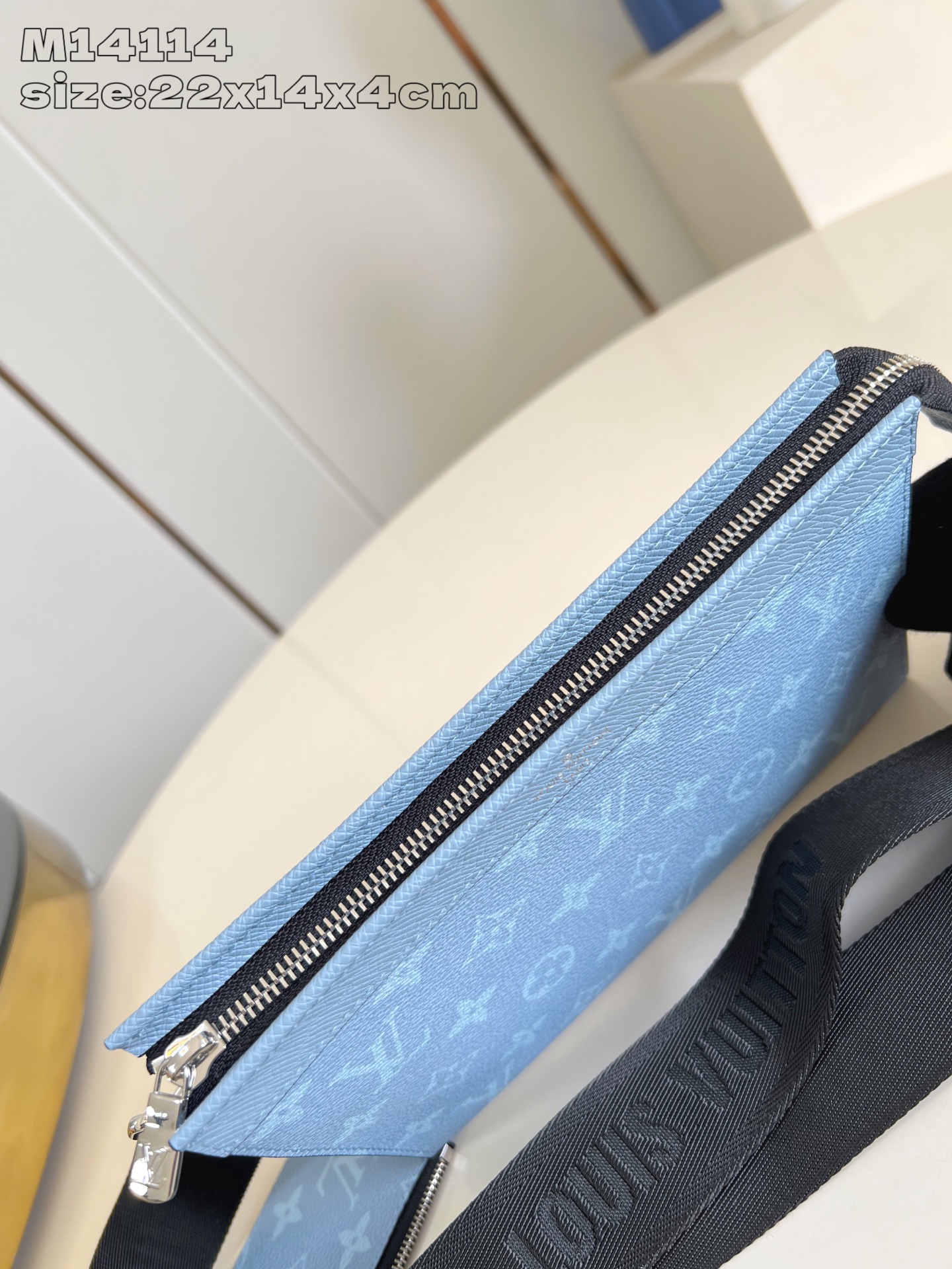 Bagsaaa L0vis Vvtt0n M14114 Gaston Wearable Wallet Sky Blue - 22cm