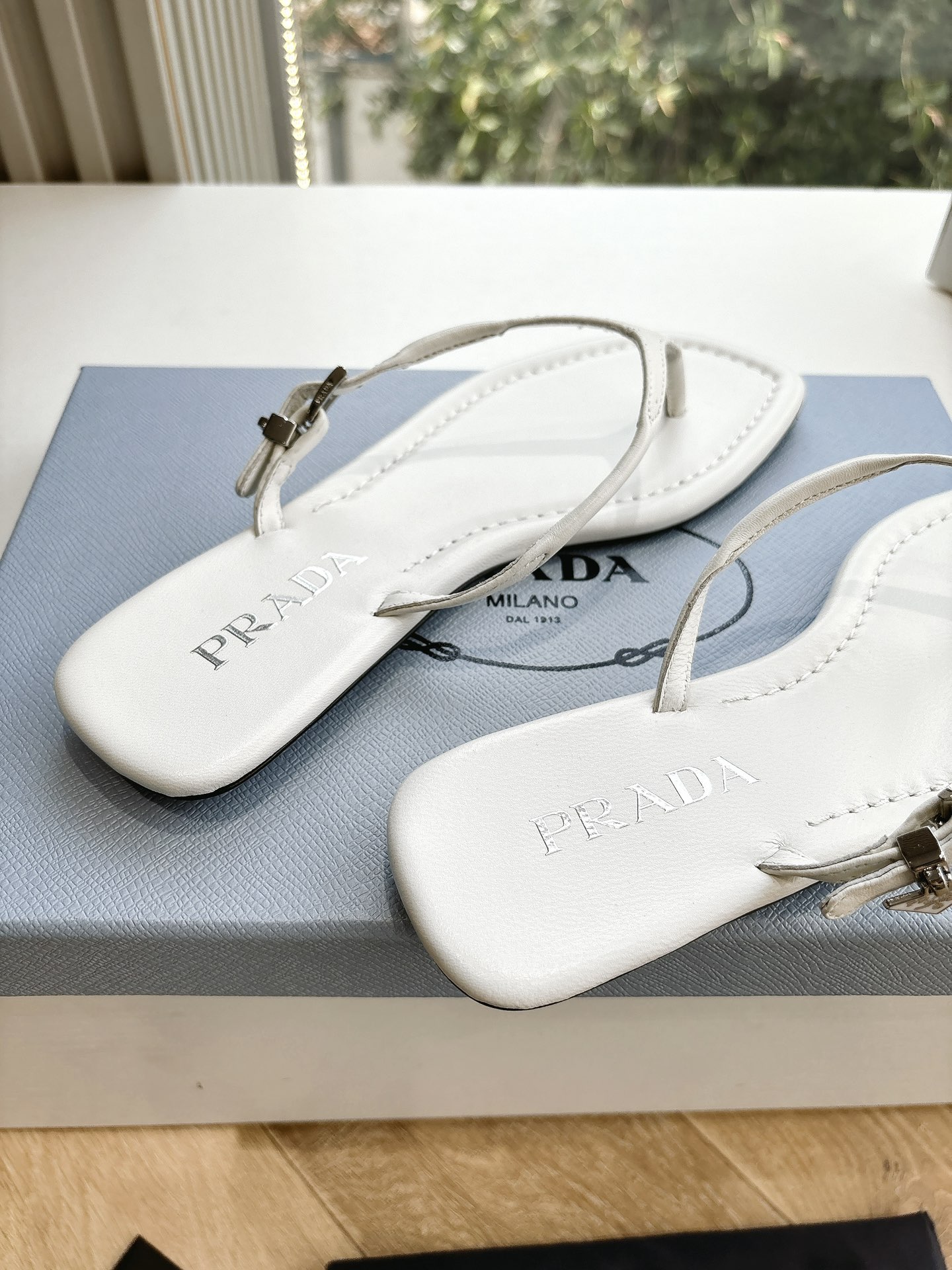 Bagsaaa Pra*a Leather thong sandals white