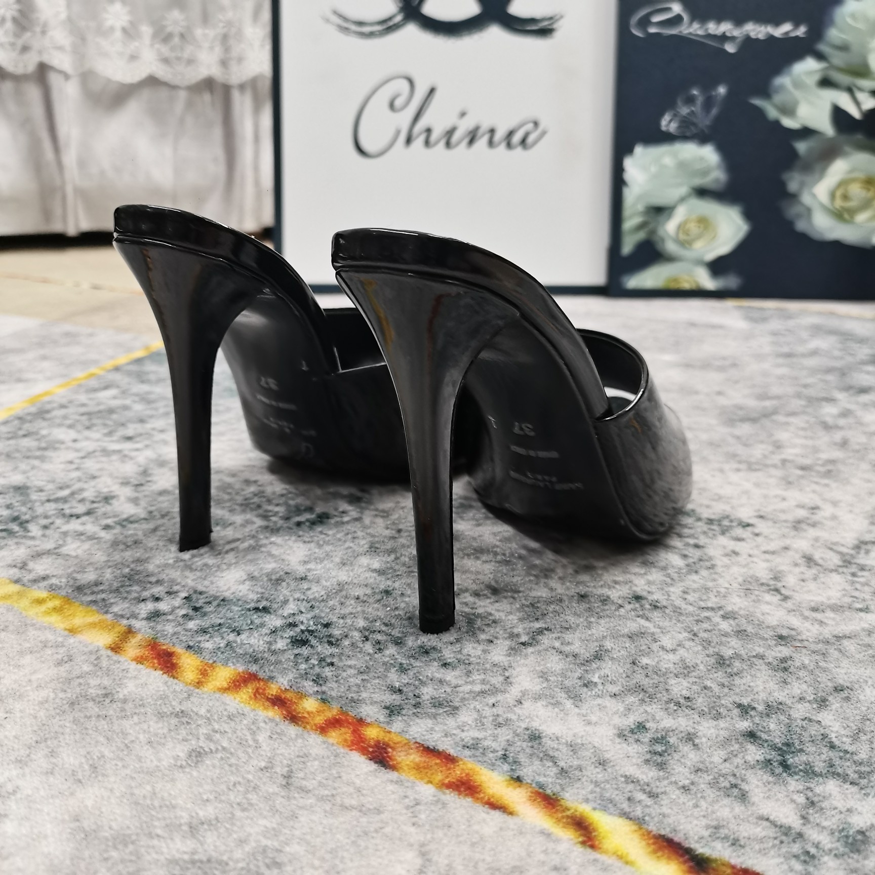 Bagsaaa Y51 Sa1nt Lau*nt Romy patent leather mules black