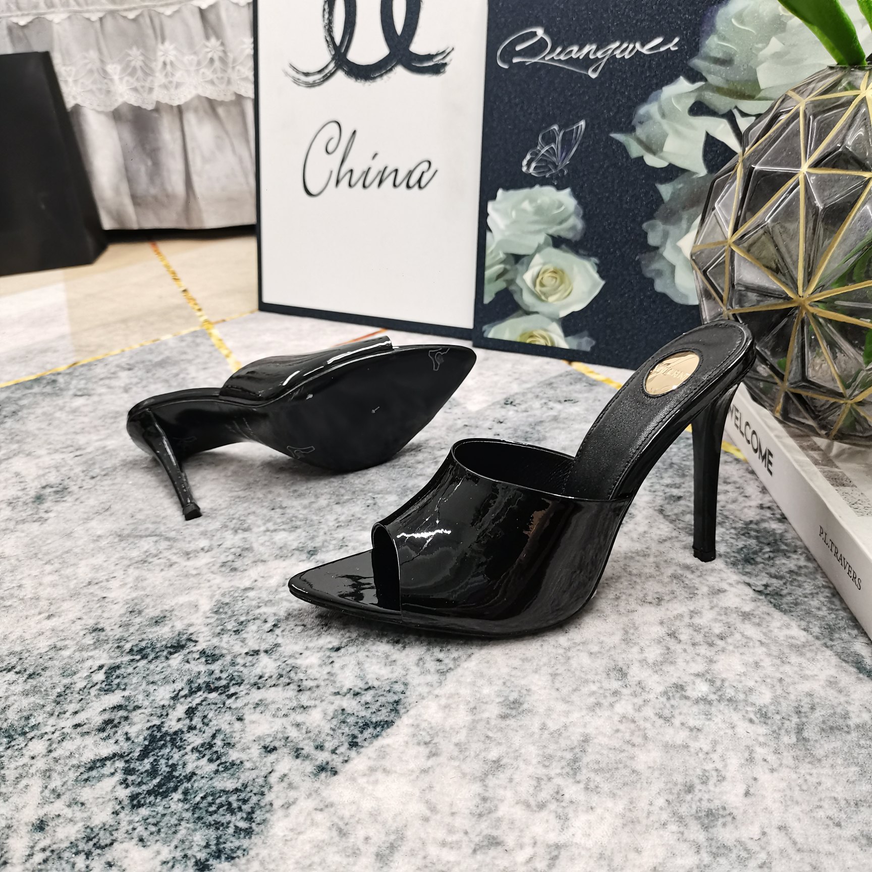 Bagsaaa Y51 Sa1nt Lau*nt Romy patent leather mules black
