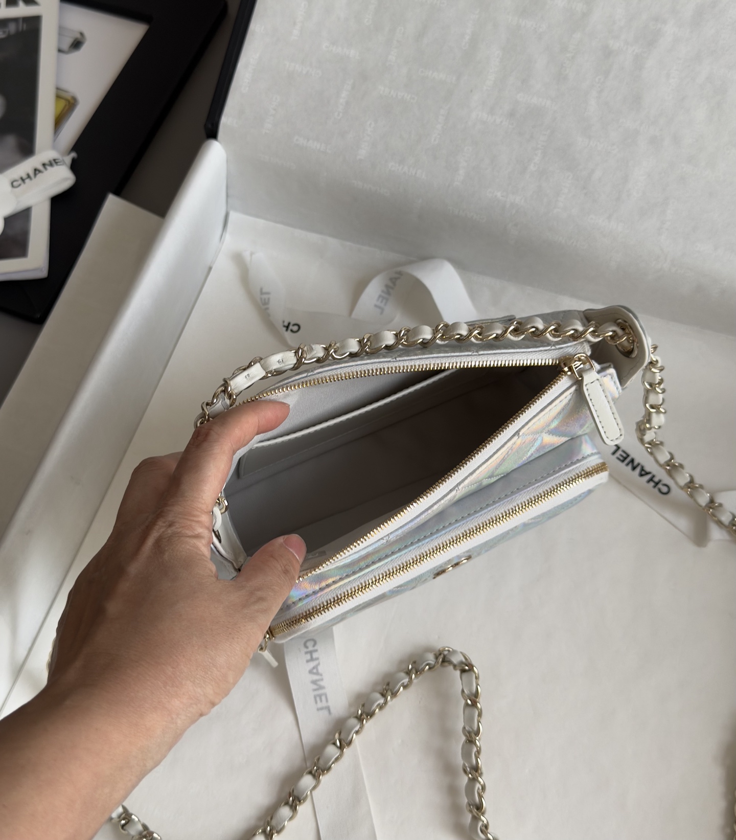 Bagsaaa Ch**el Clutch With Chain Iridescent Metallic Lambskin AP4349 - 21cm