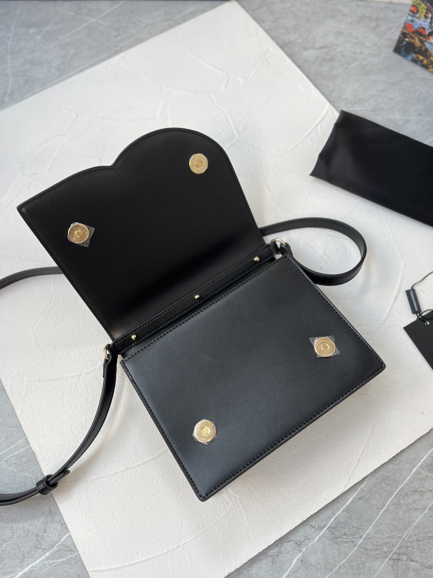 Bagsaaa Dolce & Gabbana Calfskin DG Logo Bag crossbody bag black - 20cm