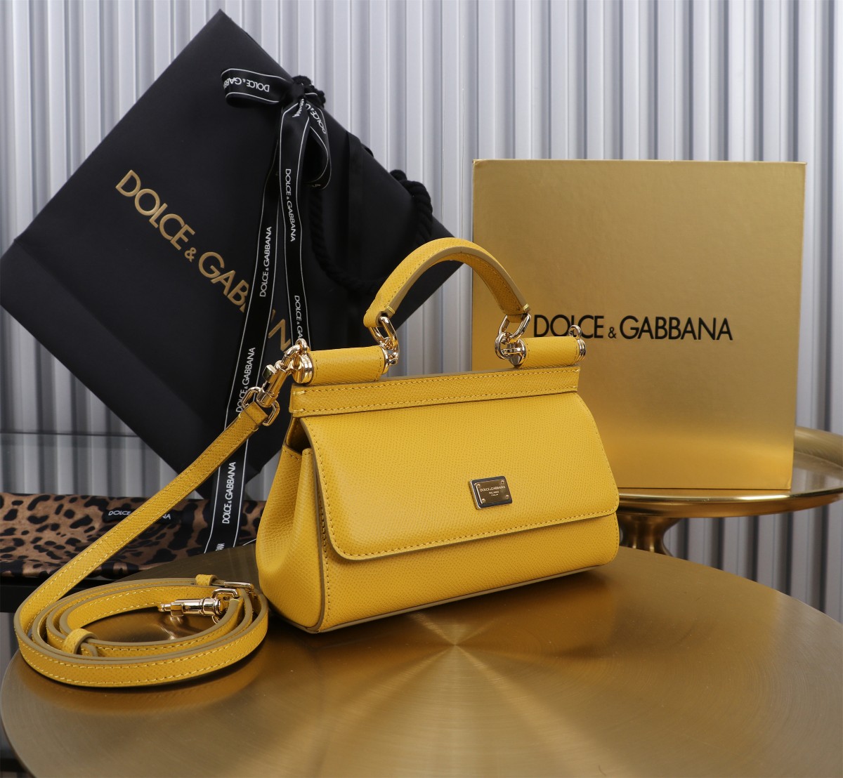 Bagsaaa Dolce & Gabbana Small Sicily handbag yellow - 19cm