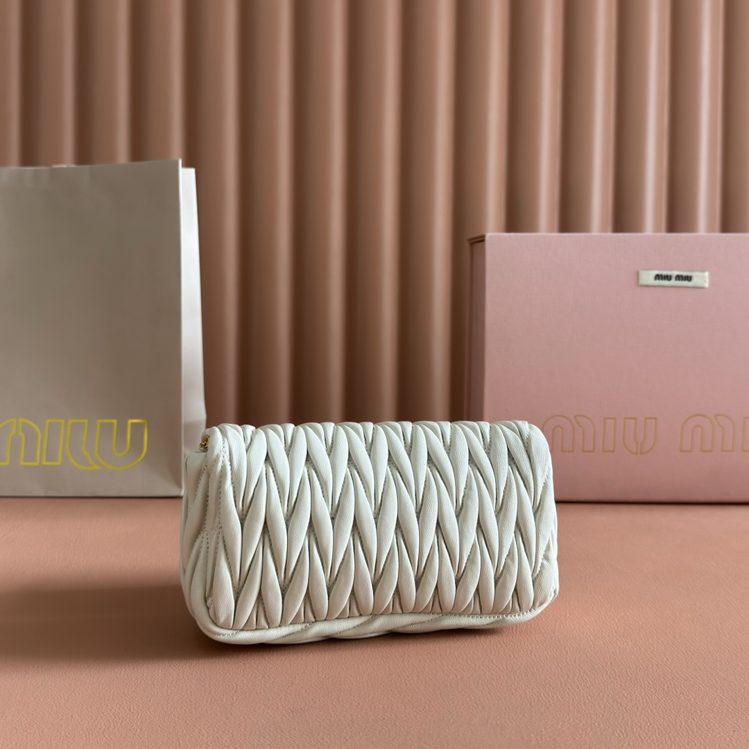 Bagsaaa Miu Miu Matelassé nappa leather mini-bag 5BP086 white - 18cm