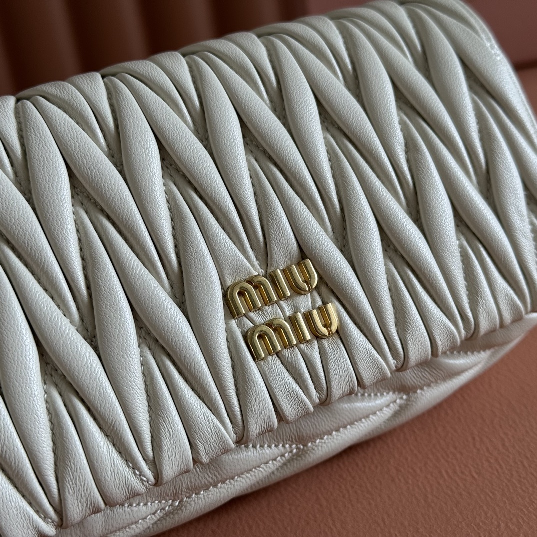 Bagsaaa Miu Miu Matelassé nappa leather mini-bag 5BP086 white - 18cm