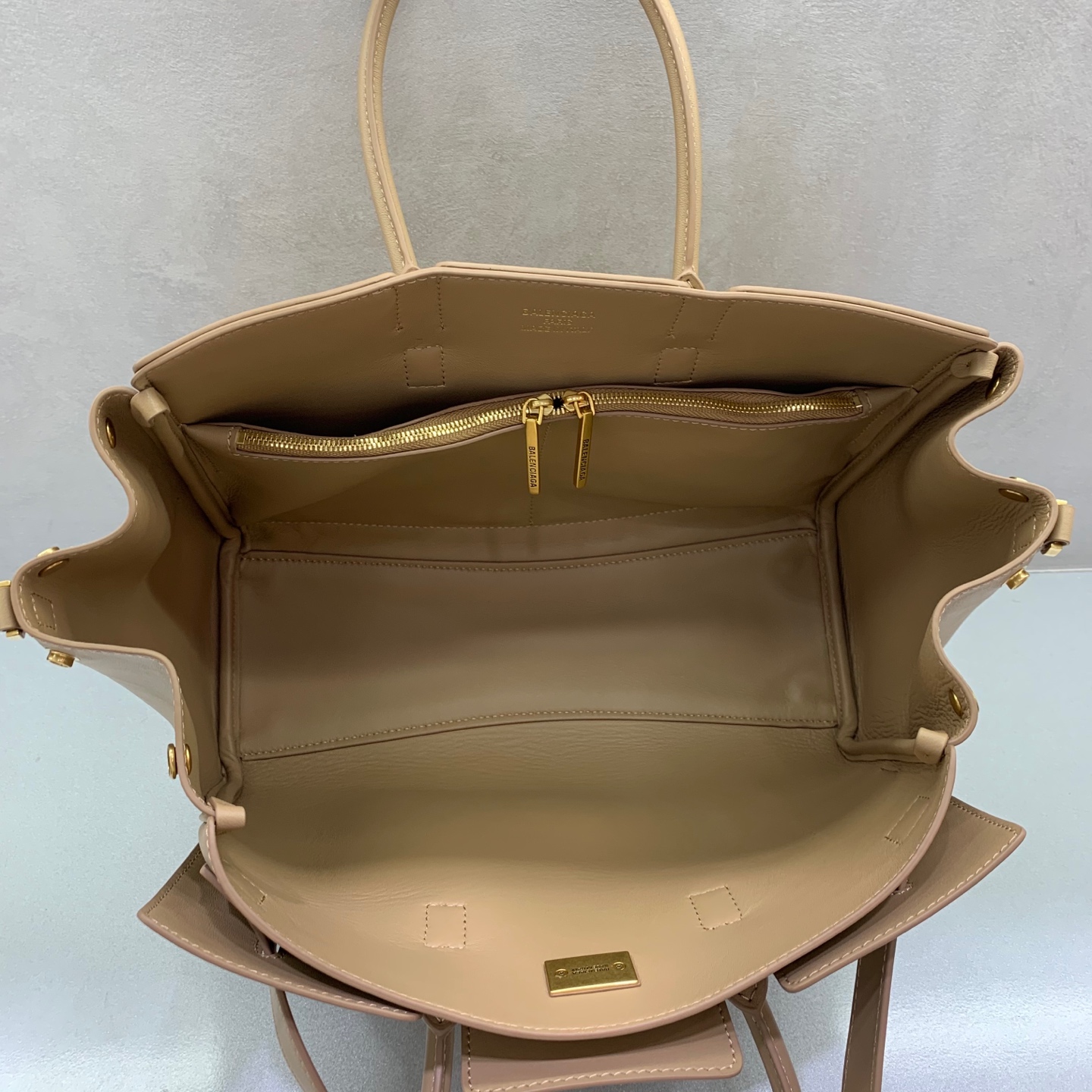 Bagsaaa Ba1en*iaga Bel Air Carry All Bag Small in beige smooth calfskin - 30cm
