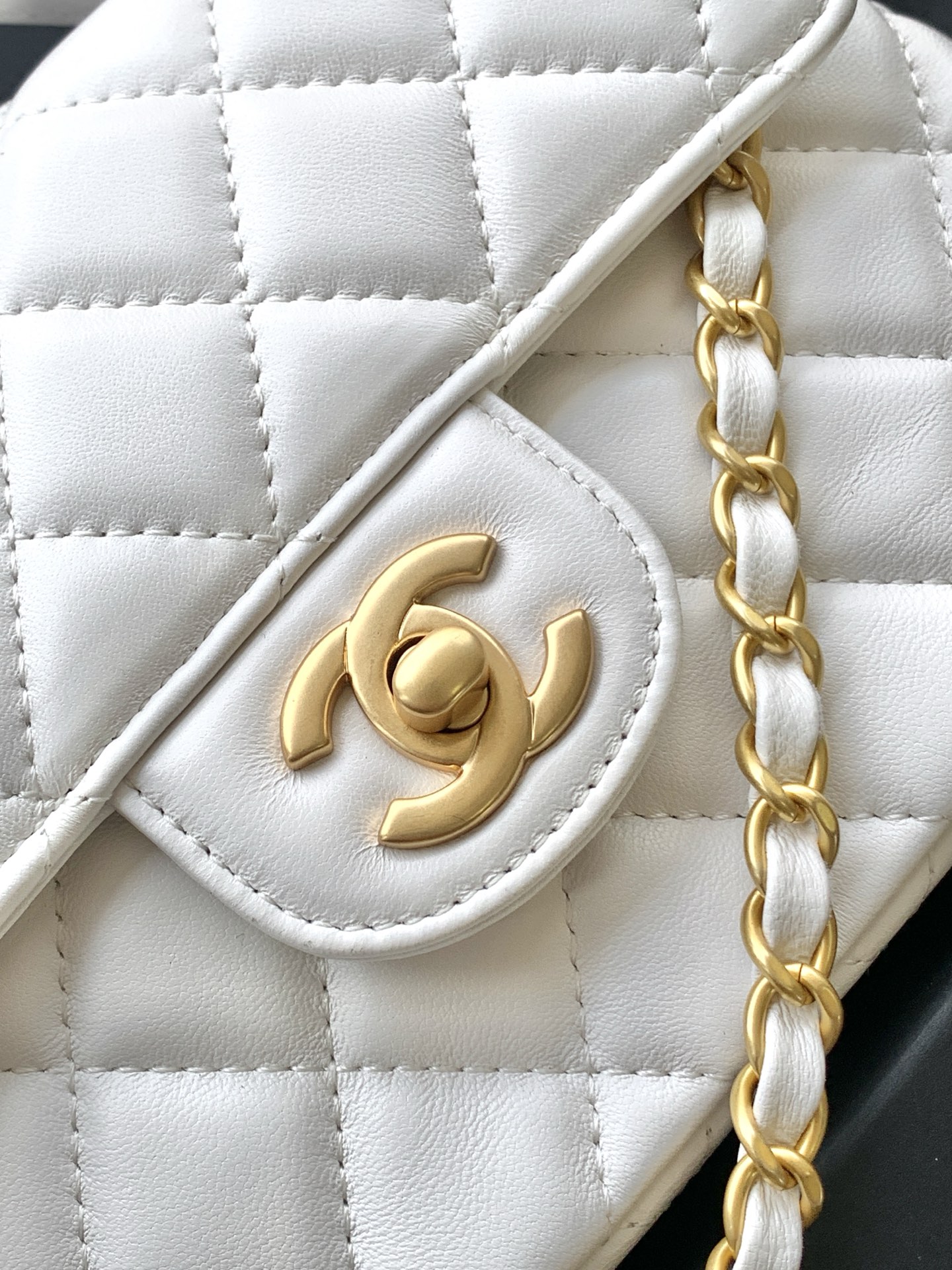 Bagsaaa Ch**el Small Flap Bag with Top Handle AS5355 white - 22cm