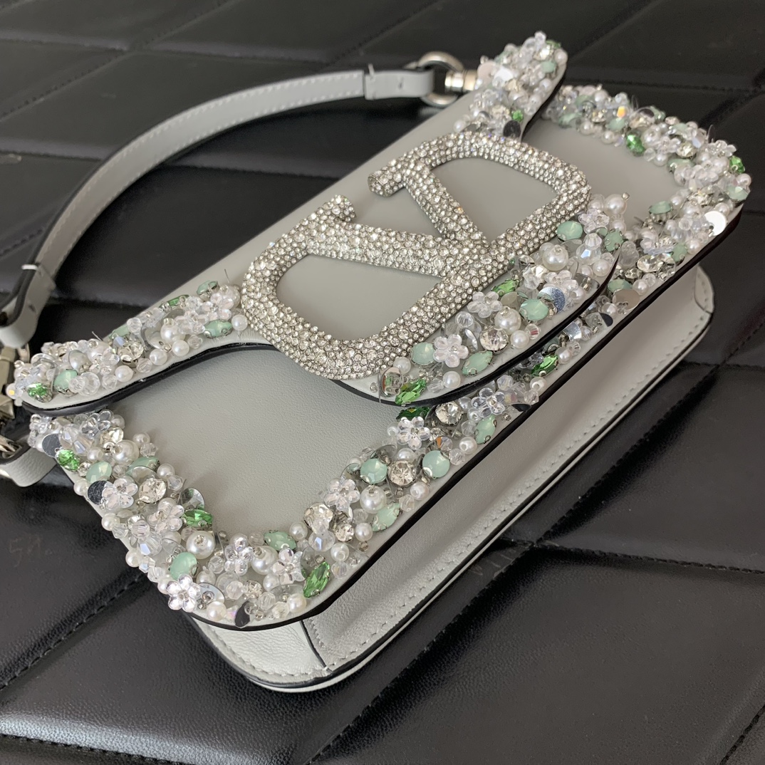 Bagsaaa Va1e*ntin0 Locò small shoulder bag with Swarovski crystals - 19cm