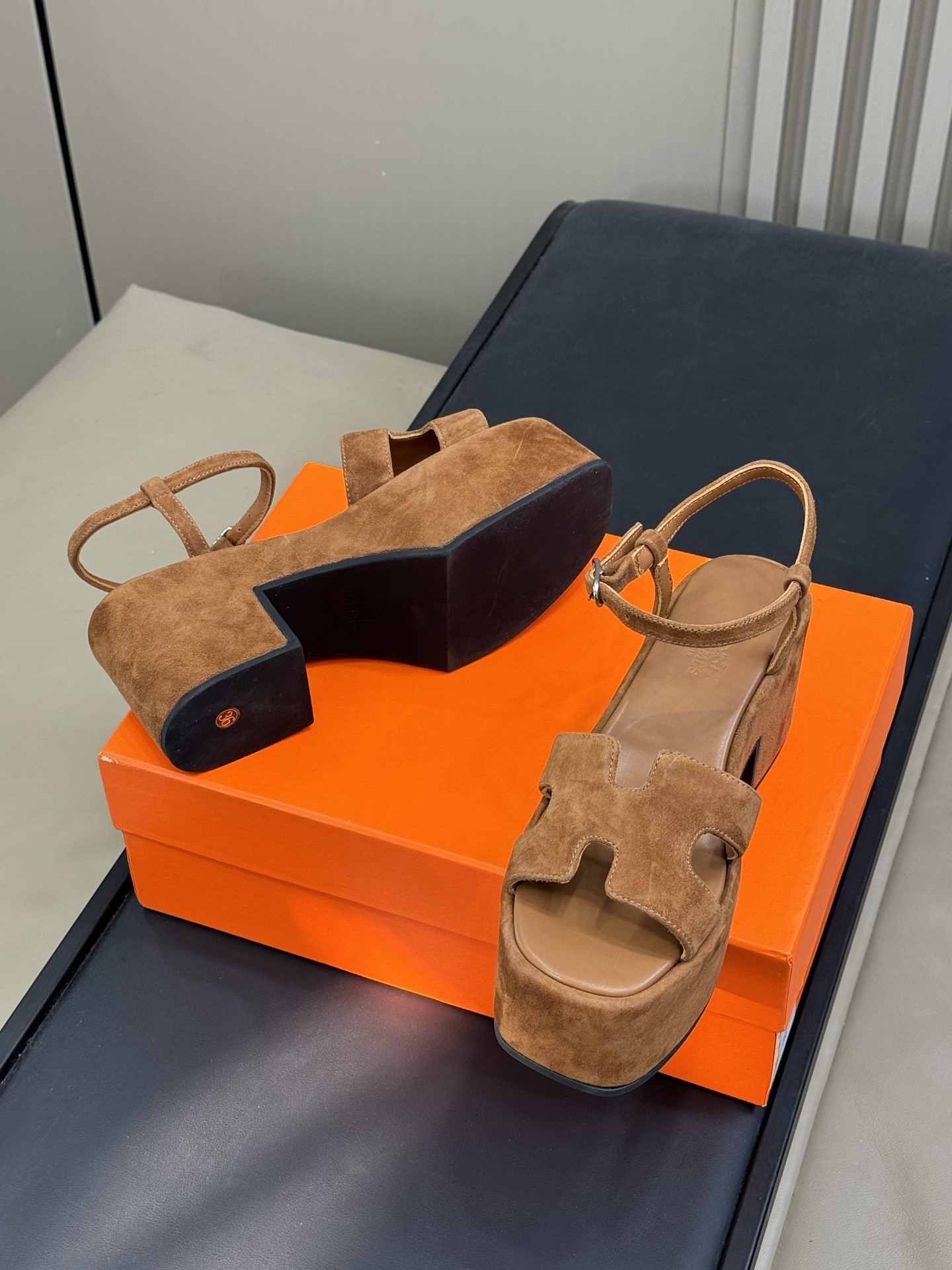 Bagsaaa H**me5 Jam 30 sandal brown suede - 7.5cm